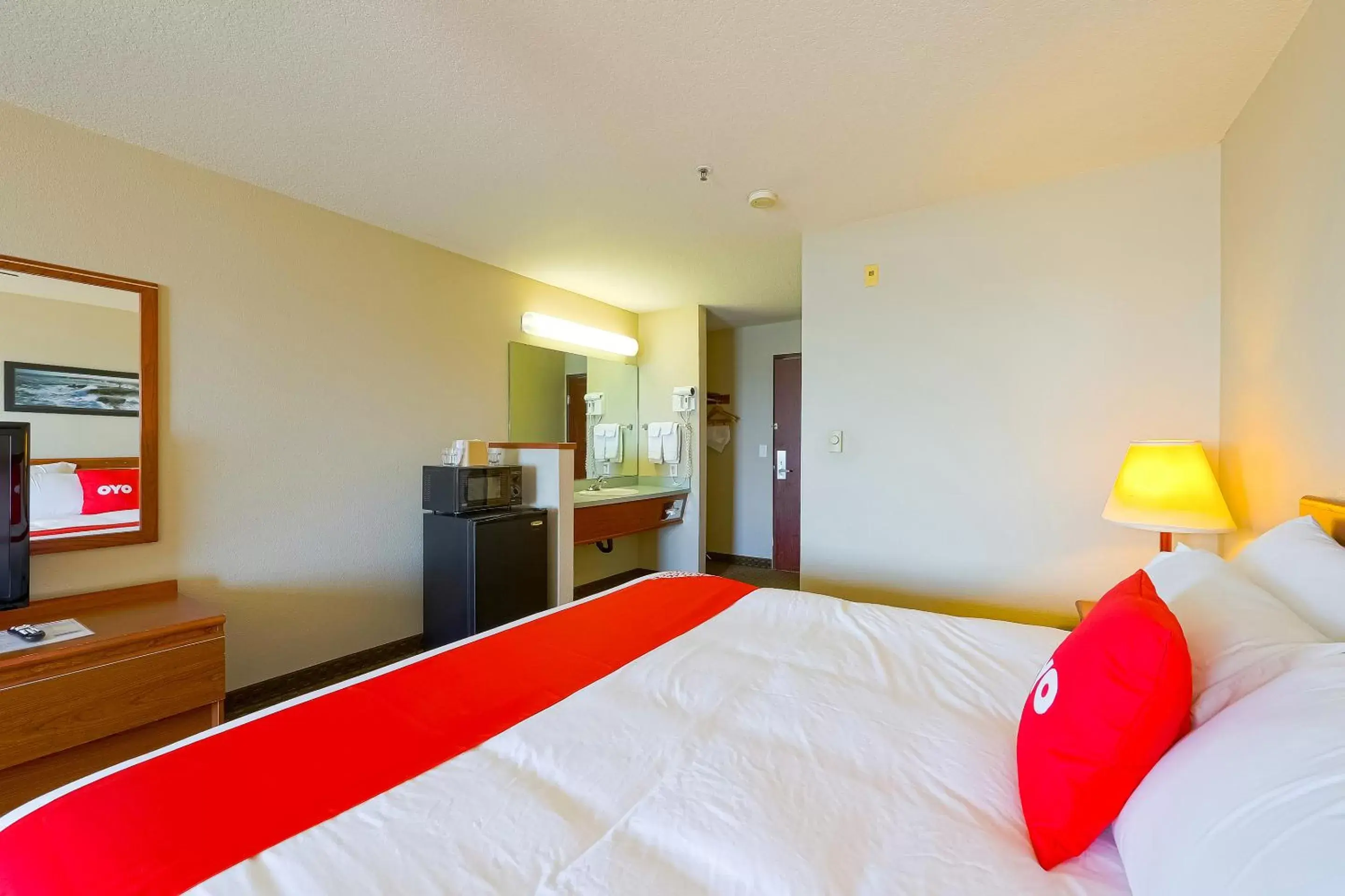 Bedroom, Bed in Siletz Bay Beachfront Hotel by OYO Lincoln City