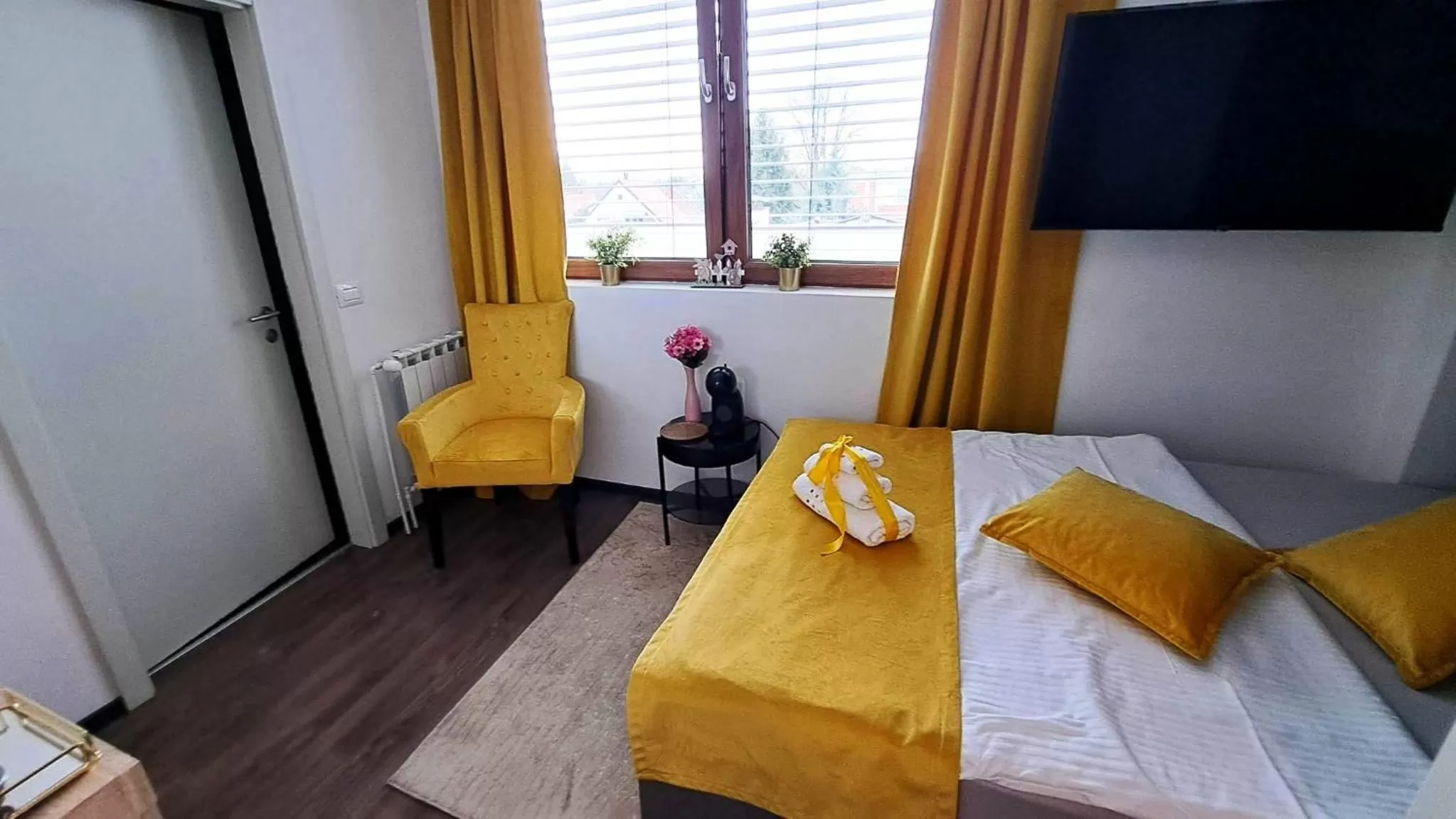 Bed in Arcobaleno Apartments & Rooms