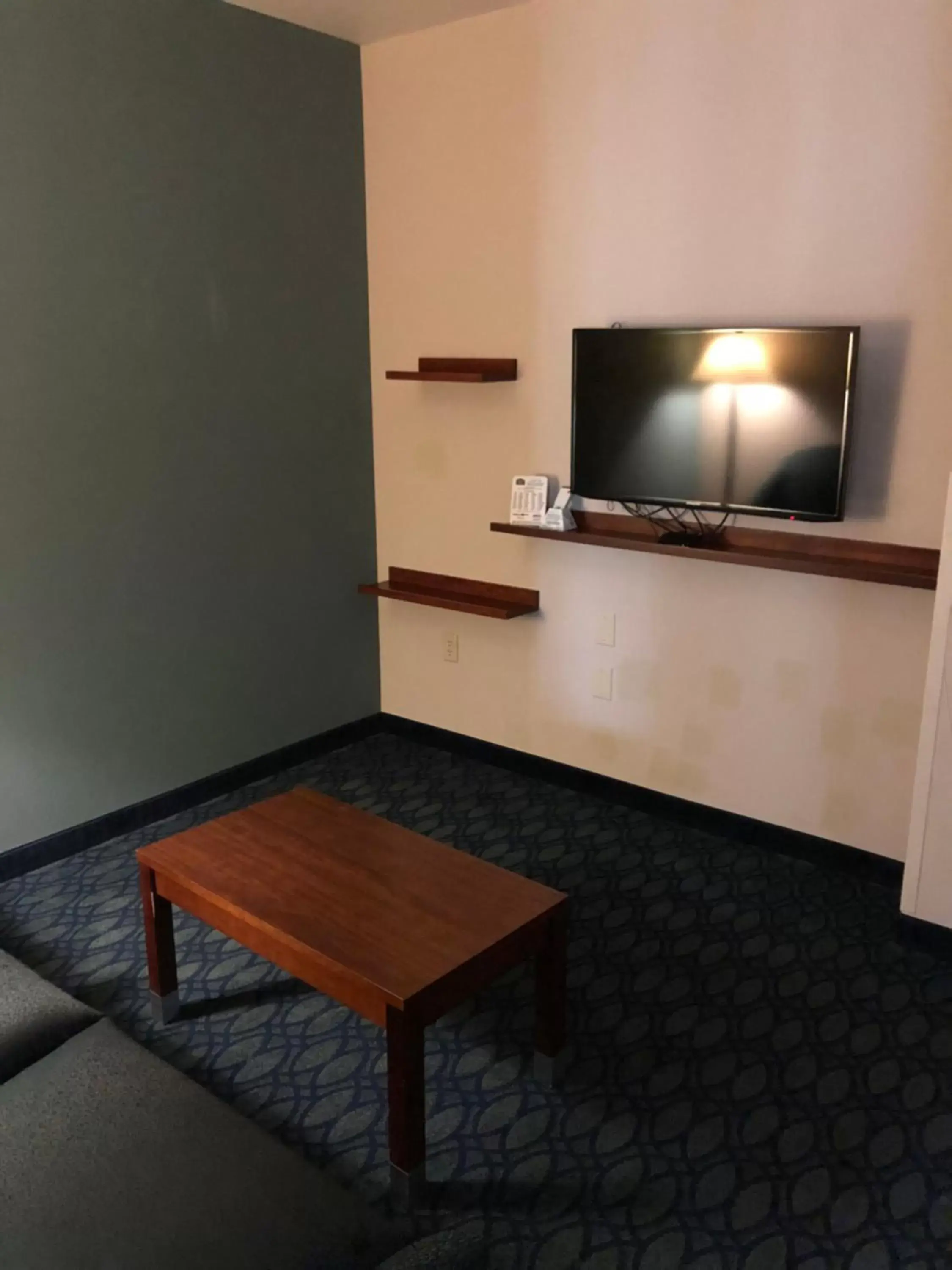 TV/Entertainment Center in Countryview Inn & Suites