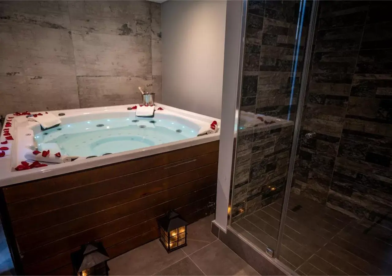 Hot Tub, Bathroom in The Catalyst Apartment Hotel by NEWMARK