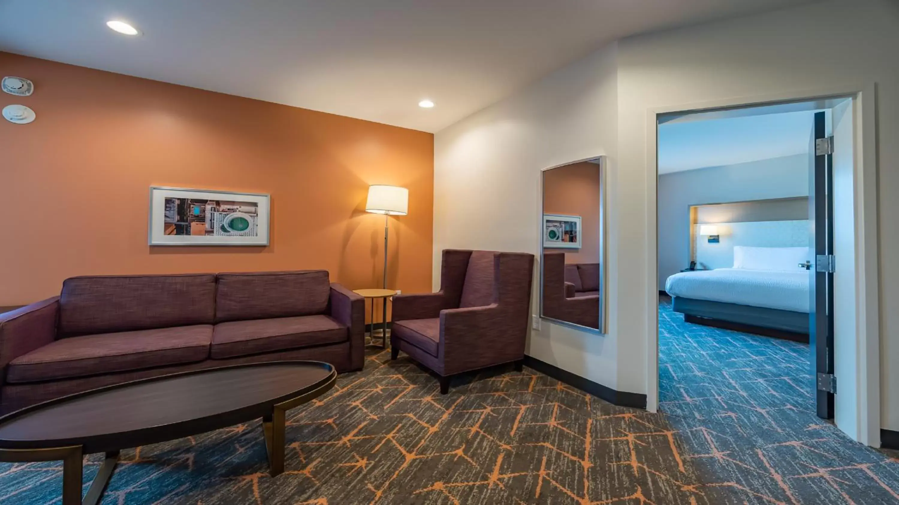 Living room, Seating Area in Holiday Inn & Suites Atlanta Perimeter Dunwoody, an IHG Hotel