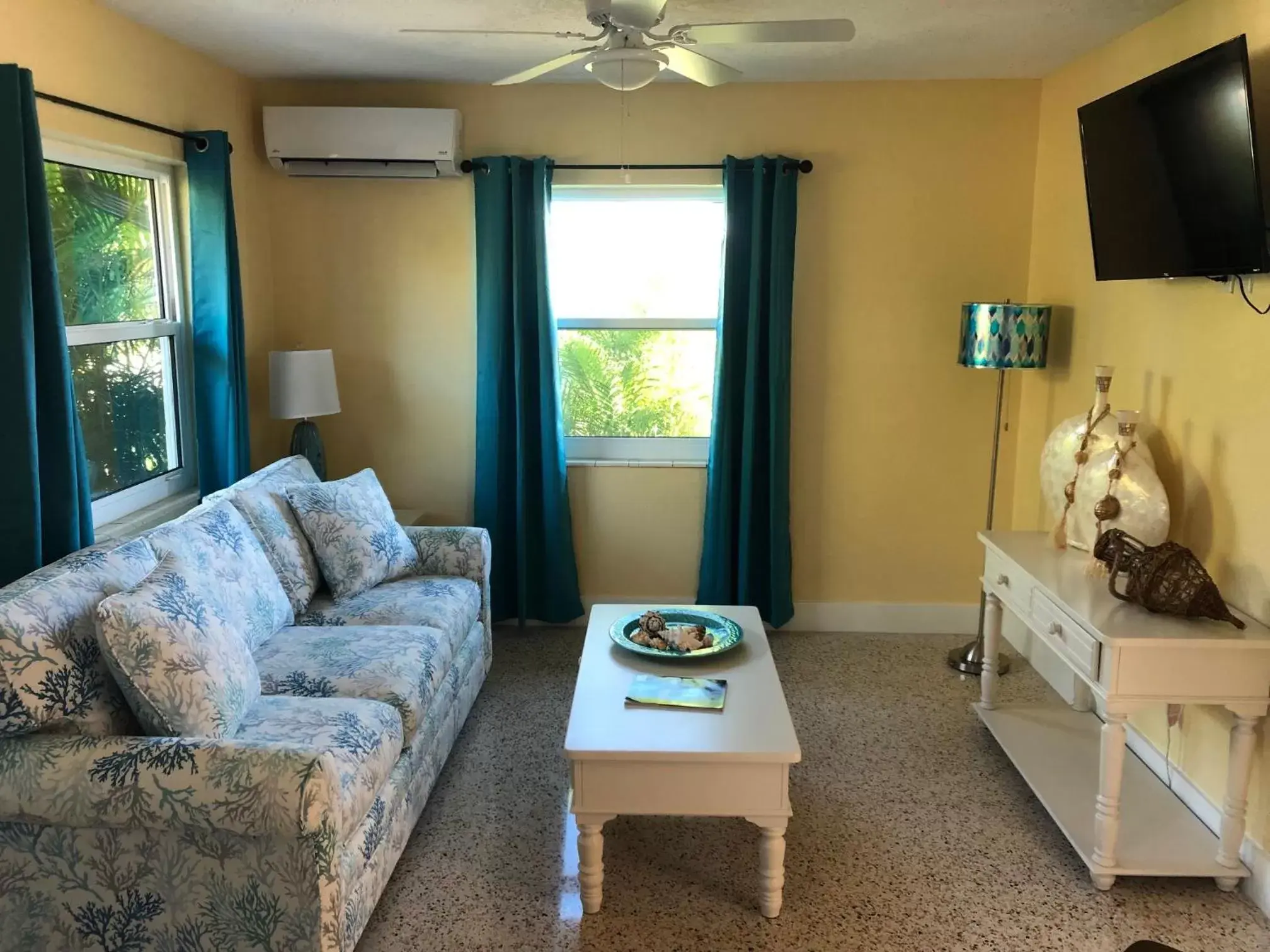 Living room, Seating Area in Siesta Key Palms Resort