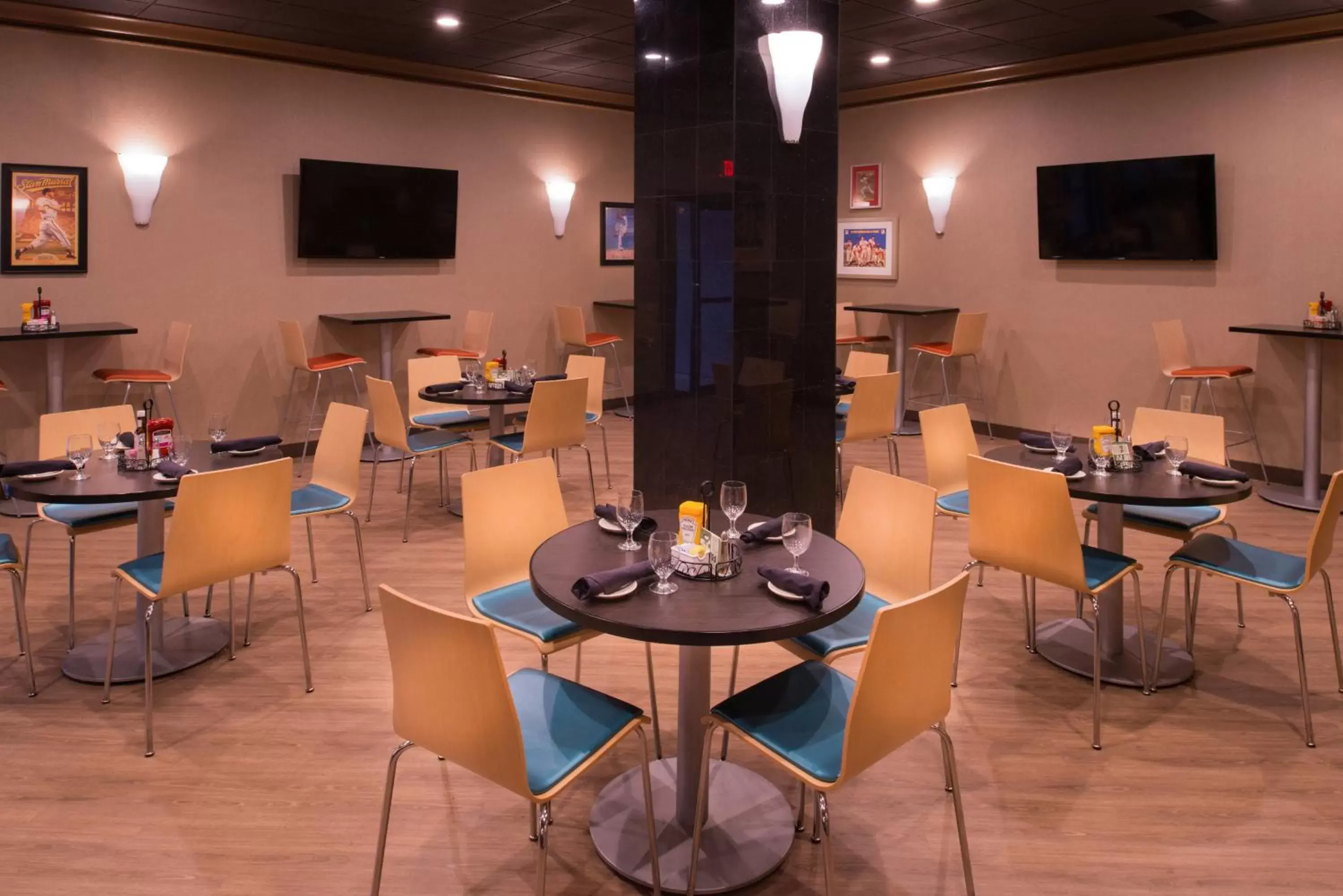 Restaurant/Places to Eat in Holiday Inn St Louis Downtown/Convention Center, an IHG Hotel