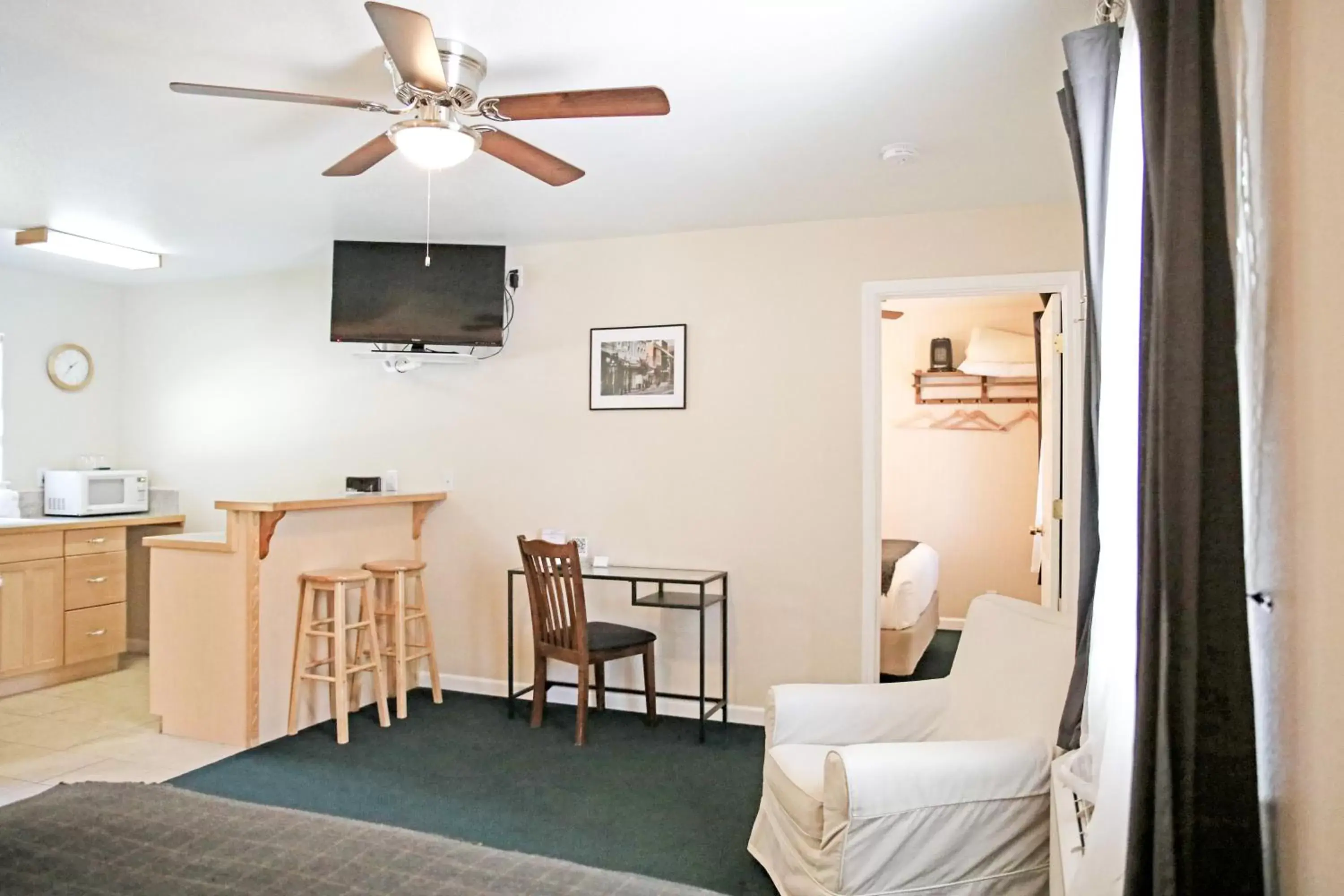 Seating Area in Sierra Mountain Inn