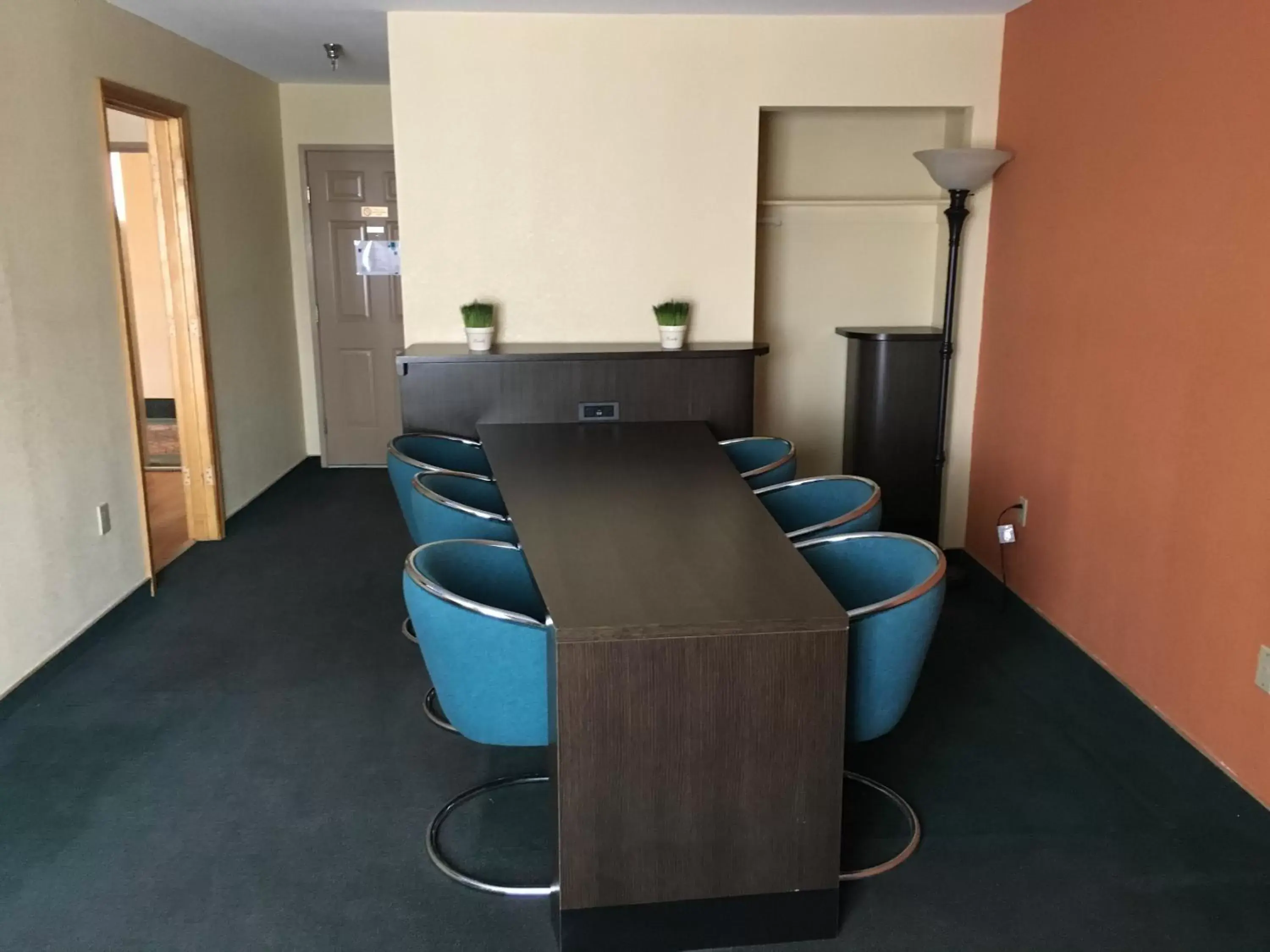 Coffee/tea facilities, Dining Area in Days Inn & Suites by Wyndham Red Rock-Gallup