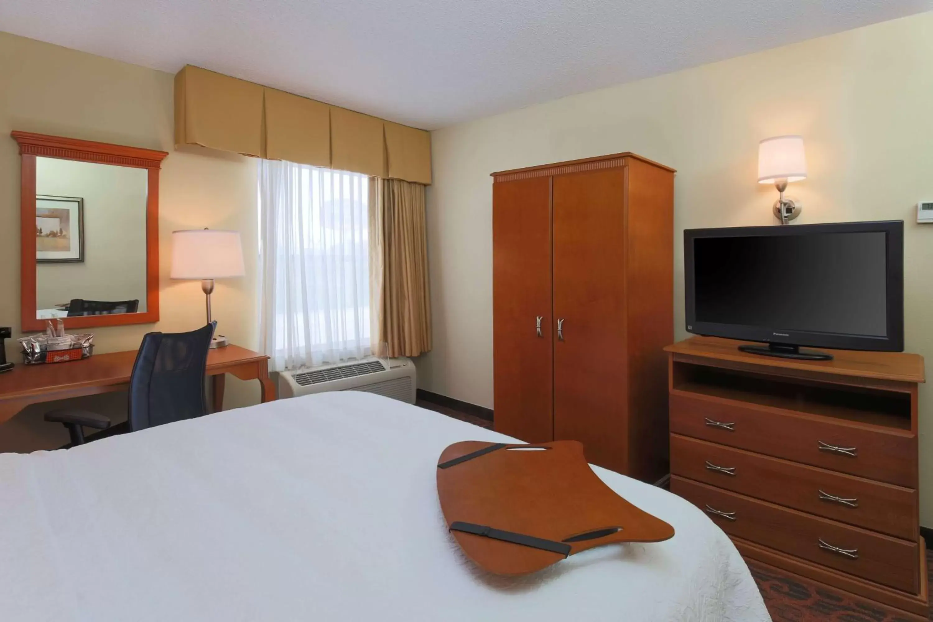 Bed, TV/Entertainment Center in Hampton Inn St. Louis/Fairview Heights