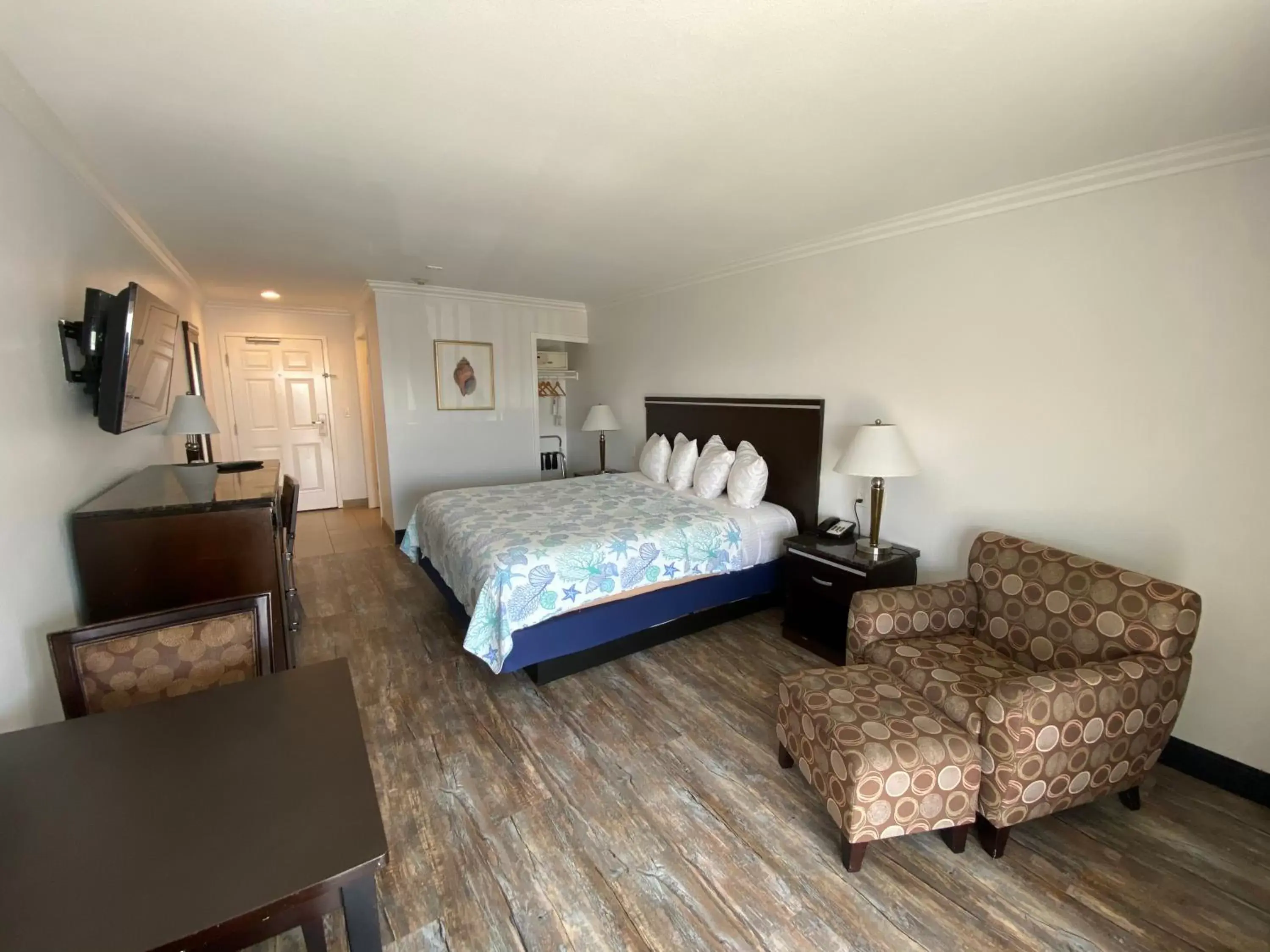 Photo of the whole room, Bed in Ocean Surf Inn & Suites