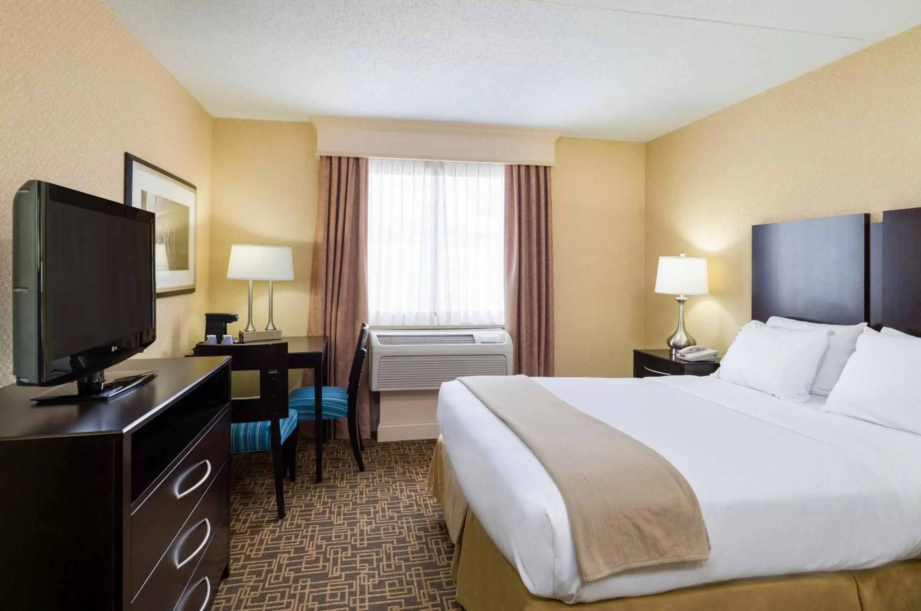 Photo of the whole room, Bed in Holiday Inn Express Philadelphia Penn's Landing, an IHG Hotel