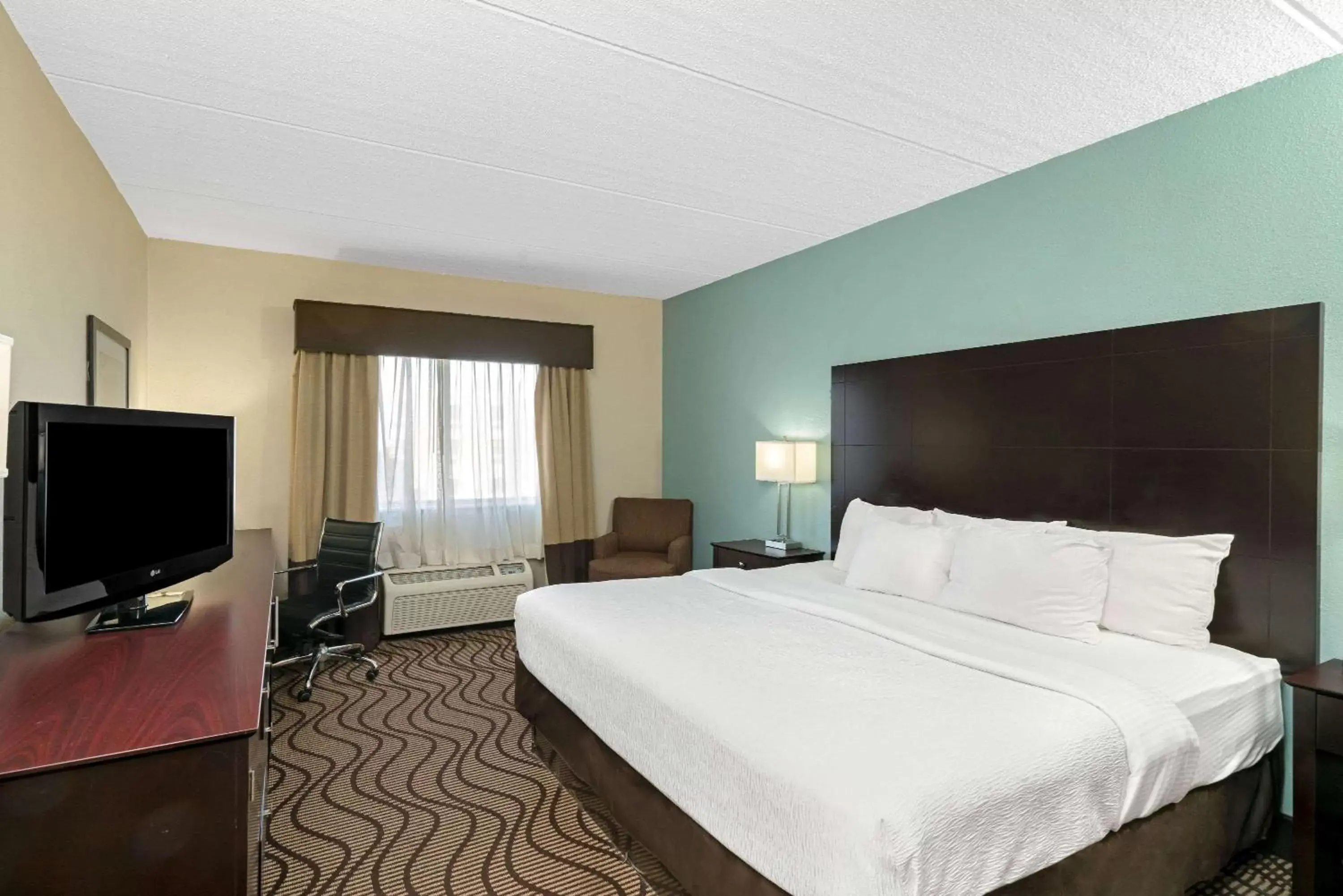 Photo of the whole room, Bed in La Quinta by Wyndham Knoxville Airport