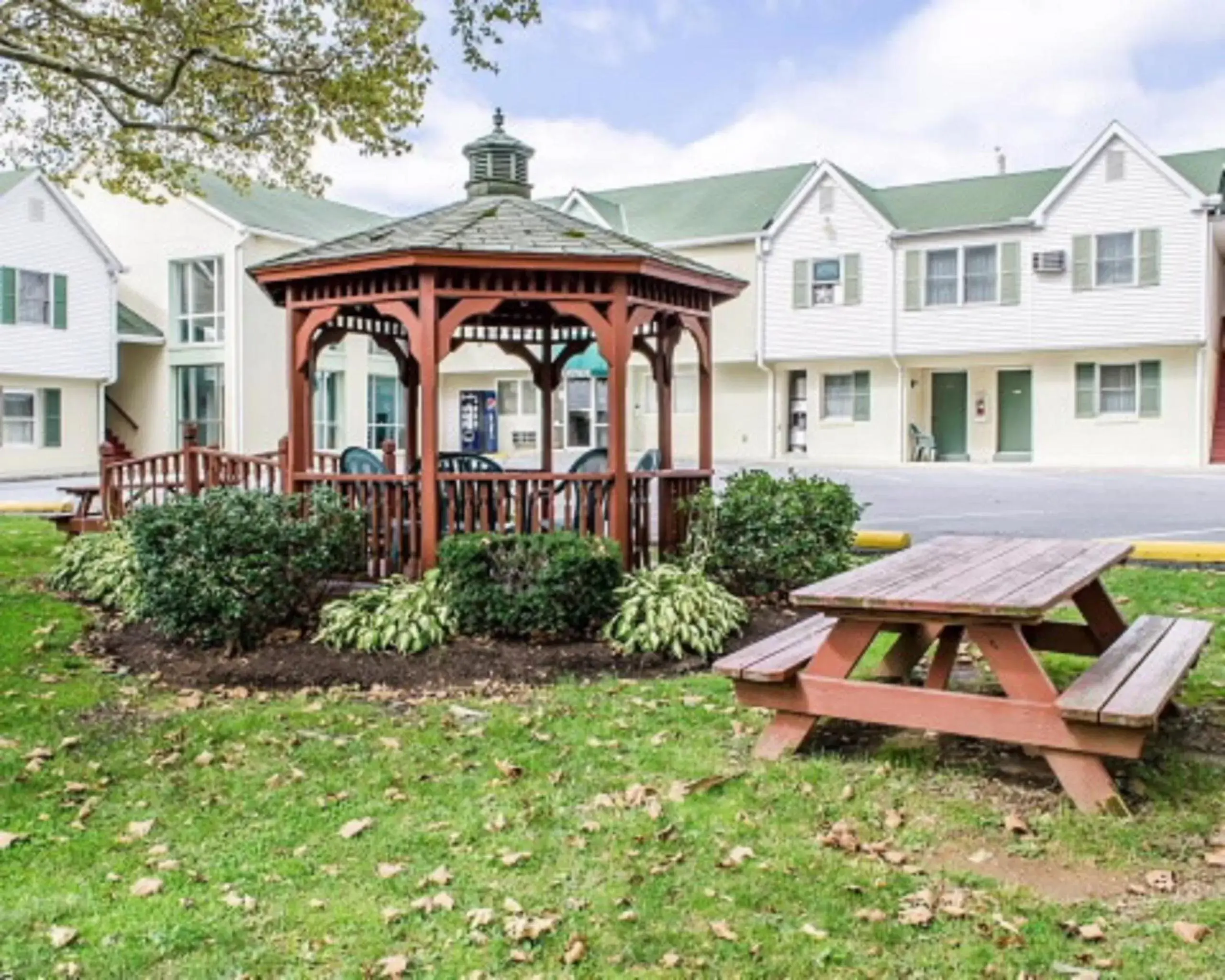 Garden, Property Building in Rodeway Inn & Suites Hershey