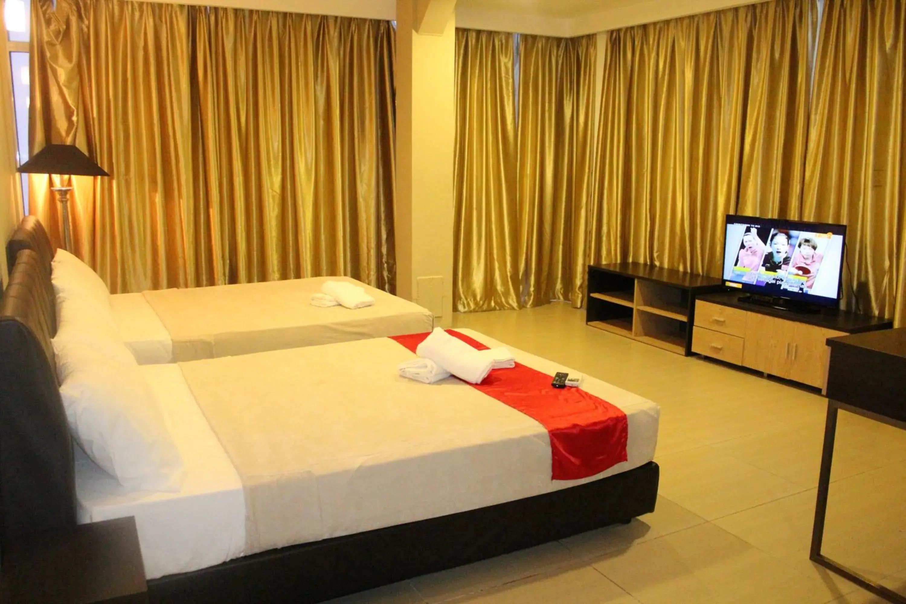 Photo of the whole room, TV/Entertainment Center in Sun Inns Hotel Jalan Tar
