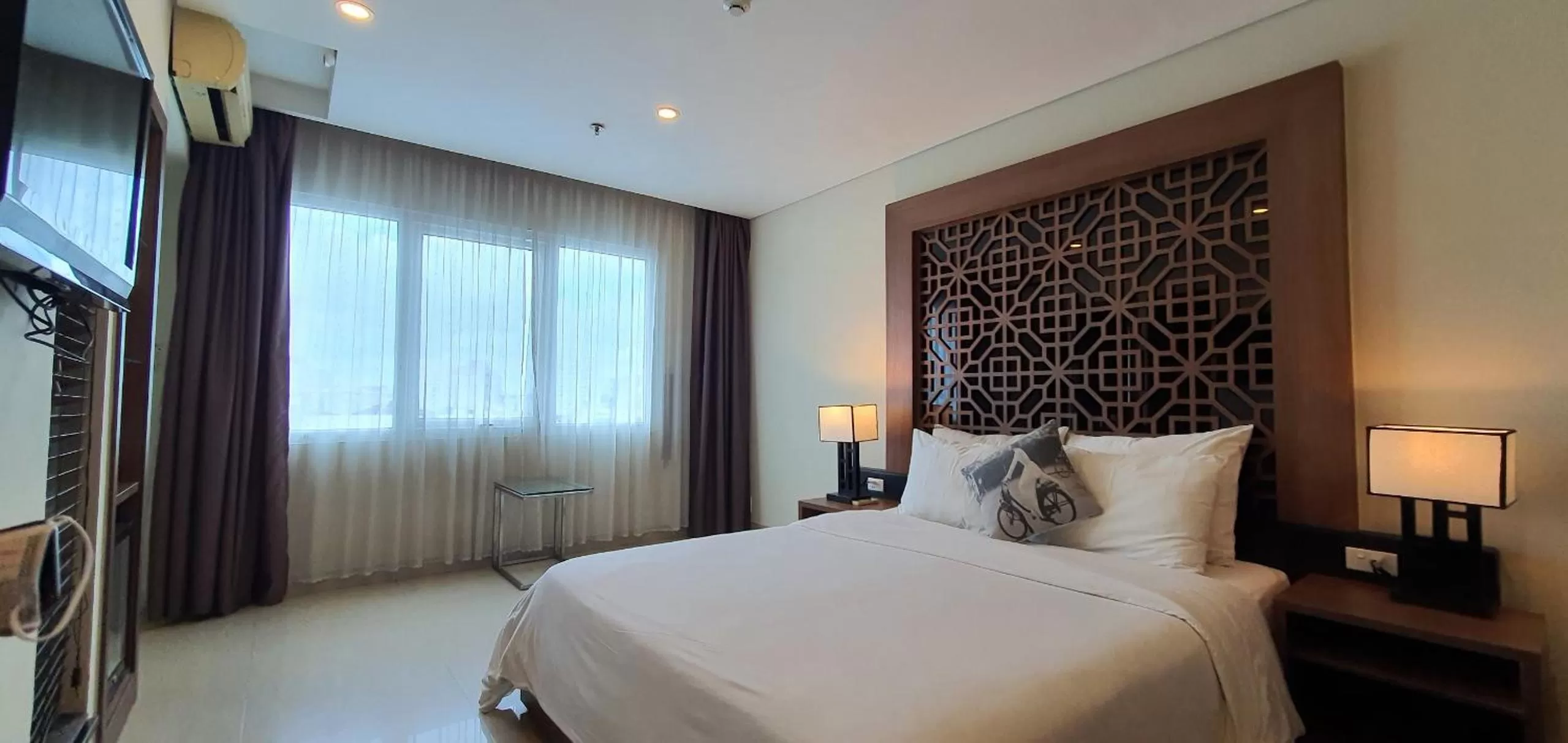 Photo of the whole room, Bed in Gemini Saigon LUXURY