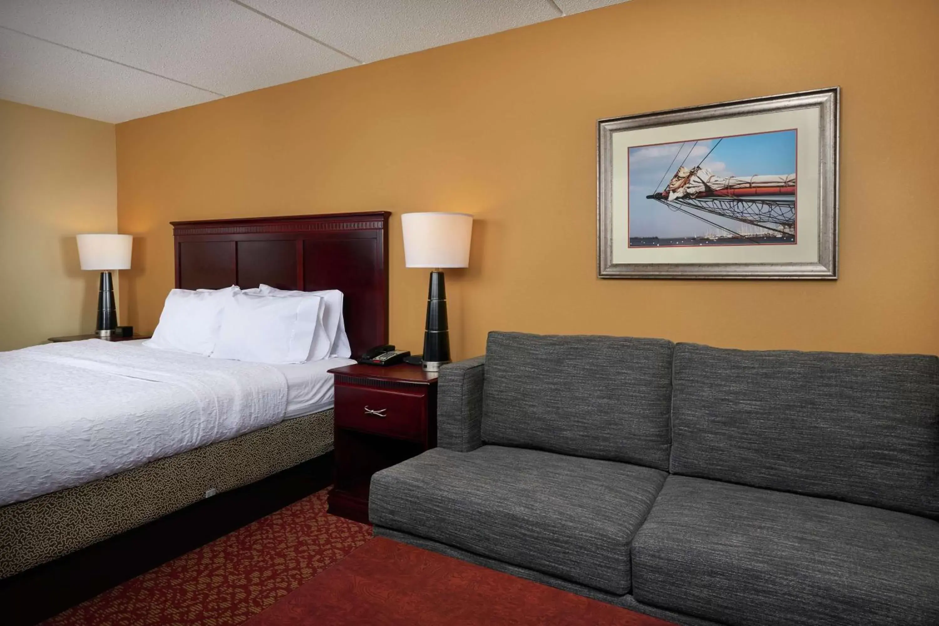 Living room, Bed in Hampton Inn Newport News-Yorktown