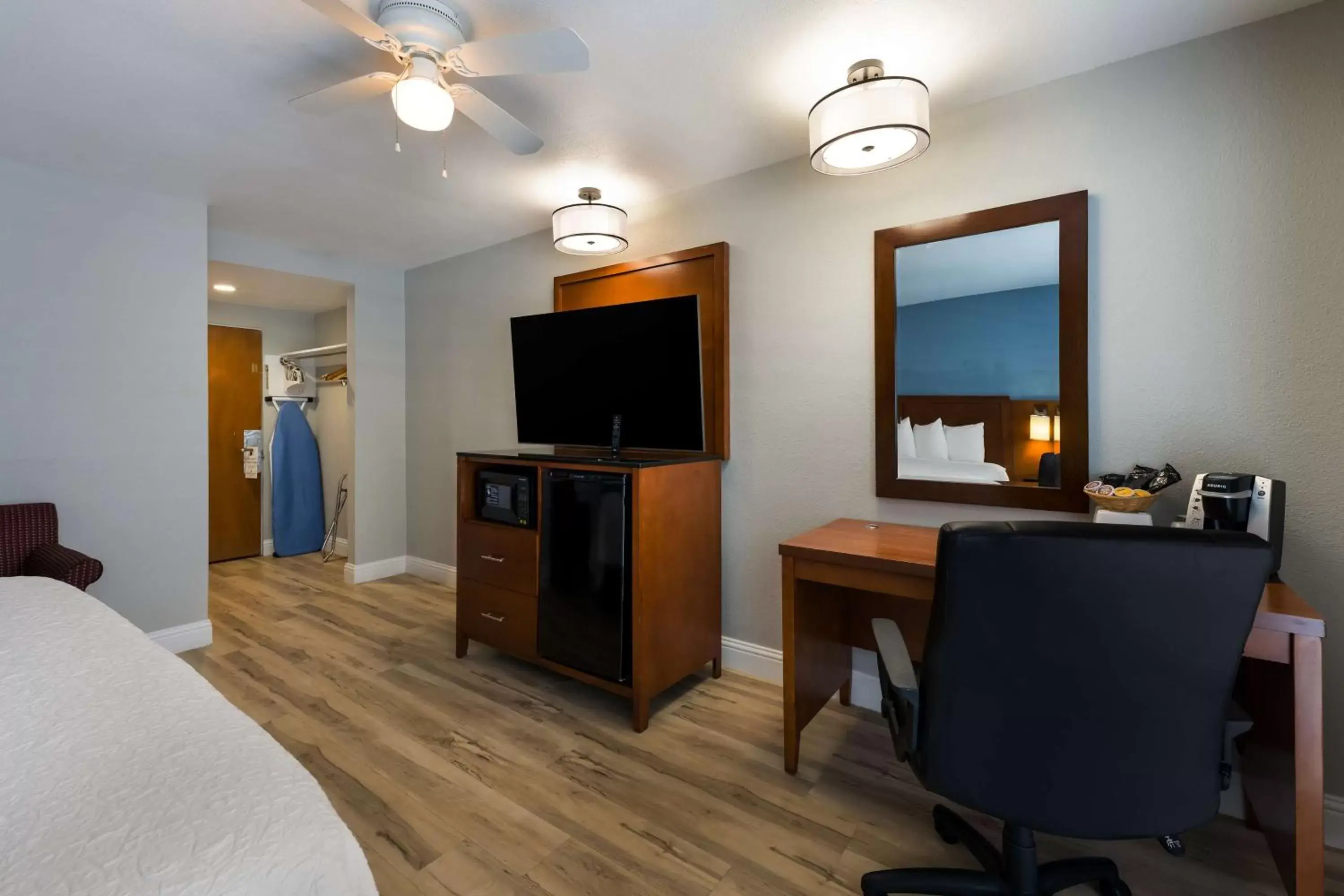 Bedroom, TV/Entertainment Center in Pacific Coast Roadhouse - SureStay Collection by Best Western