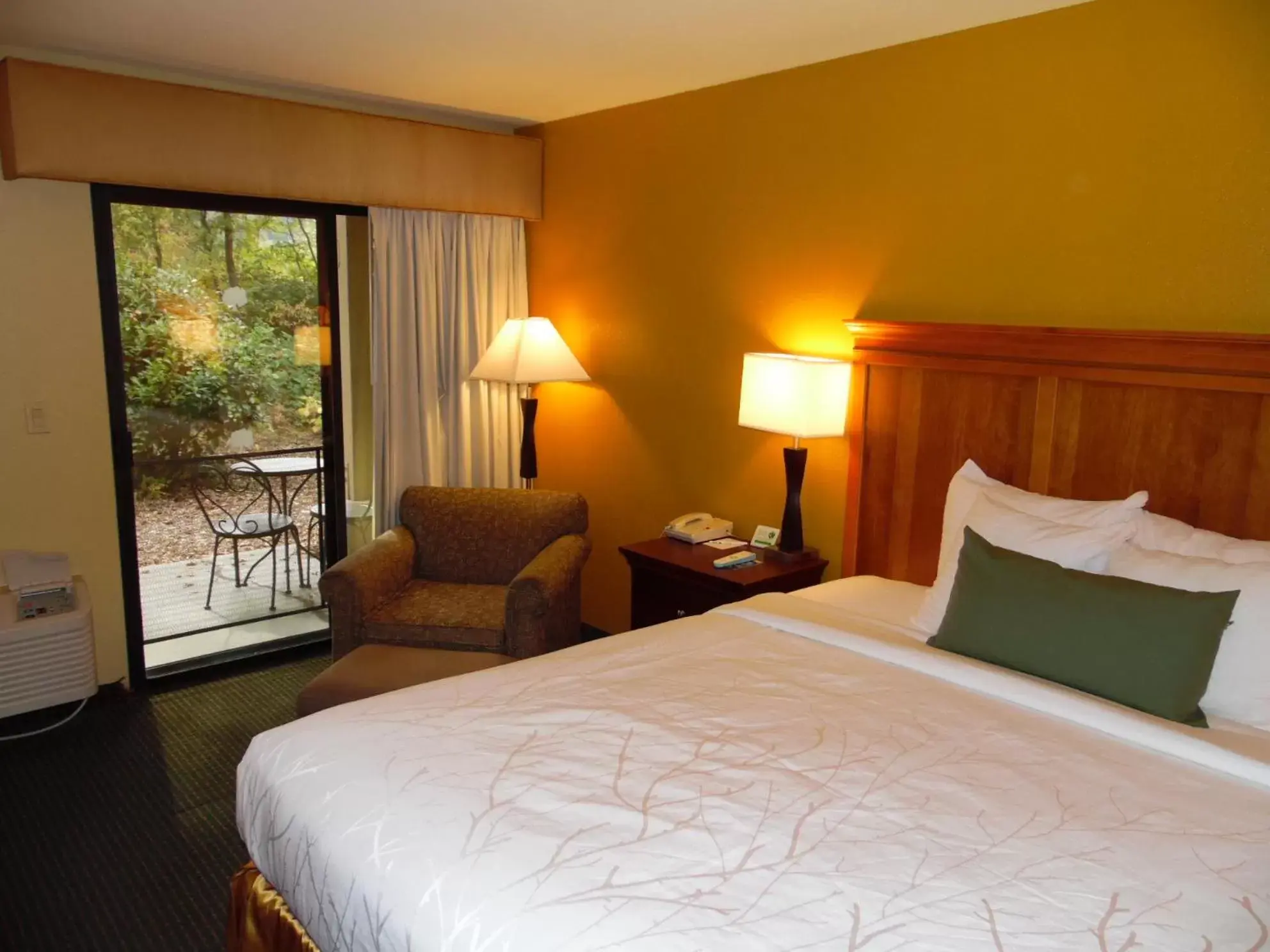Bed in Best Western Plus Sonora Oaks Hotel and Conference Center