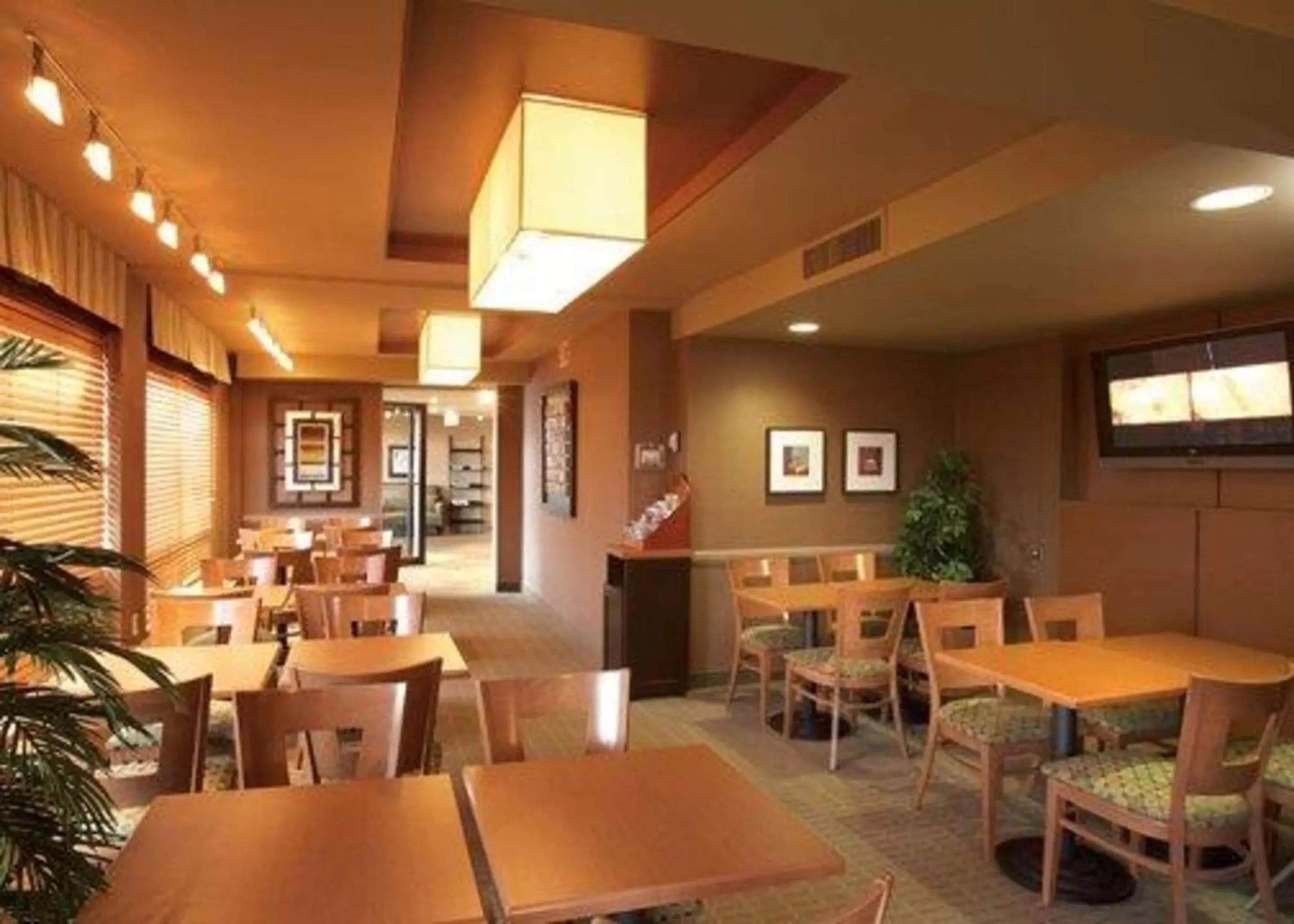 Restaurant/Places to Eat in Quality Inn & Suites Aéroport P.E. Montréal-Trudeau Airport