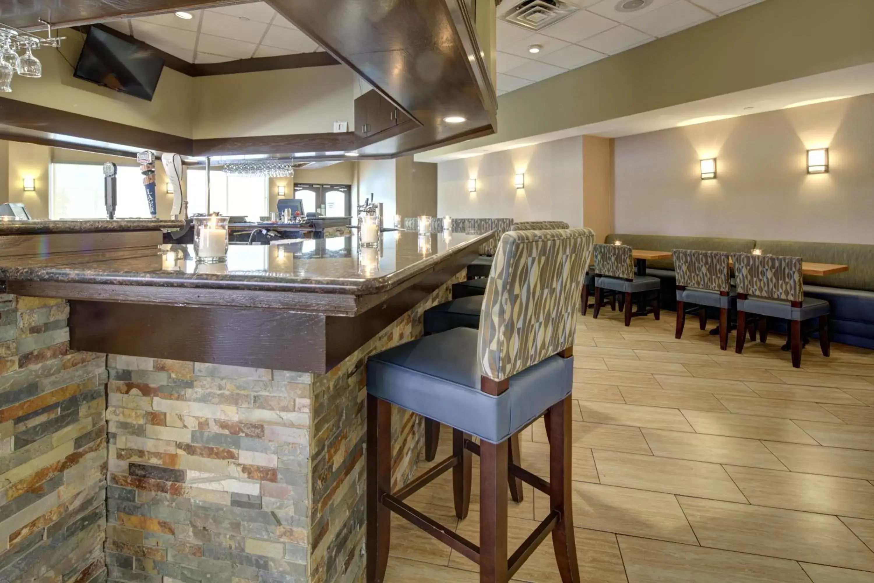 Lounge or bar, Restaurant/Places to Eat in Holiday Inn Staunton Conference Center, an IHG Hotel