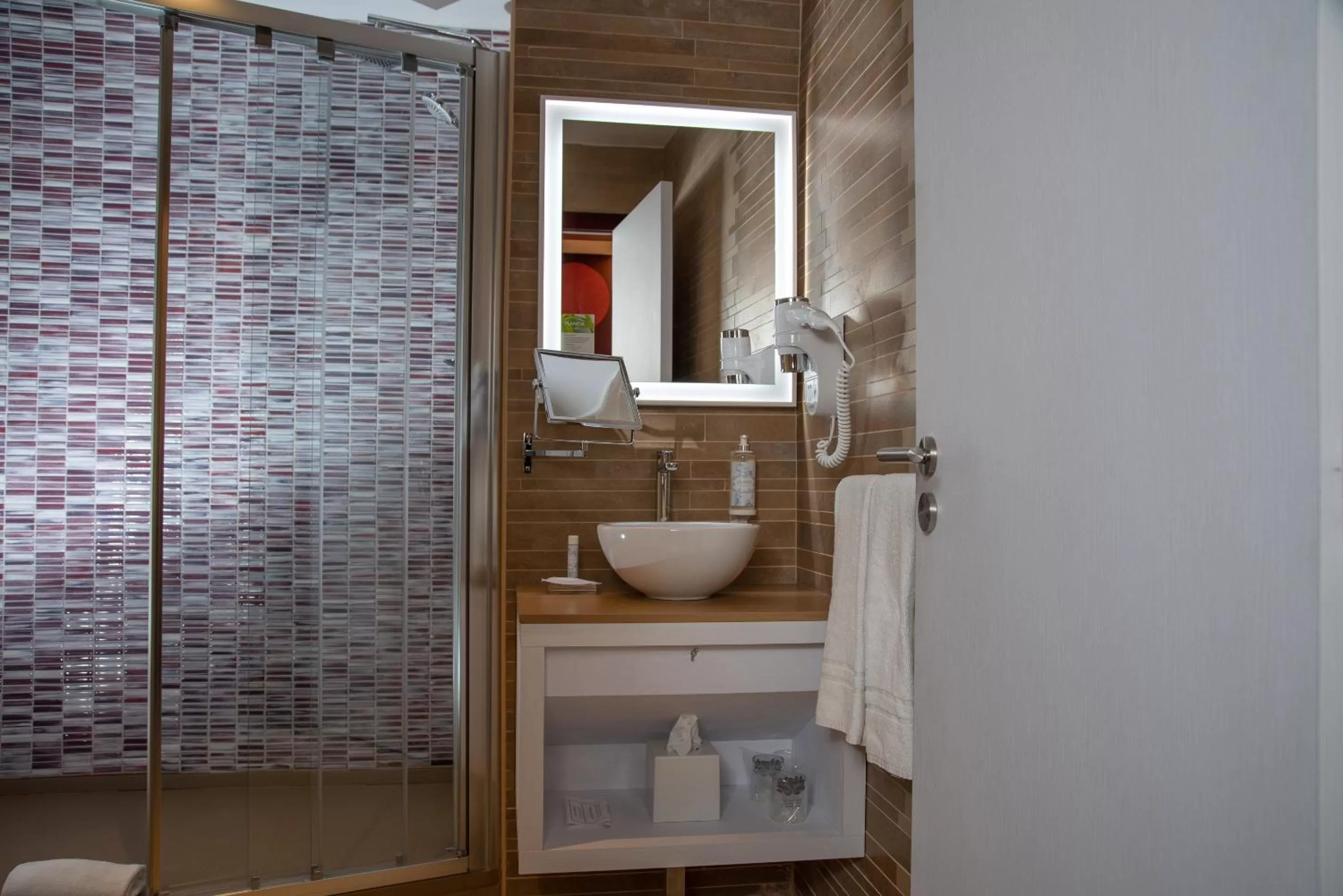 Shower in Be Poet Baixa Hotel