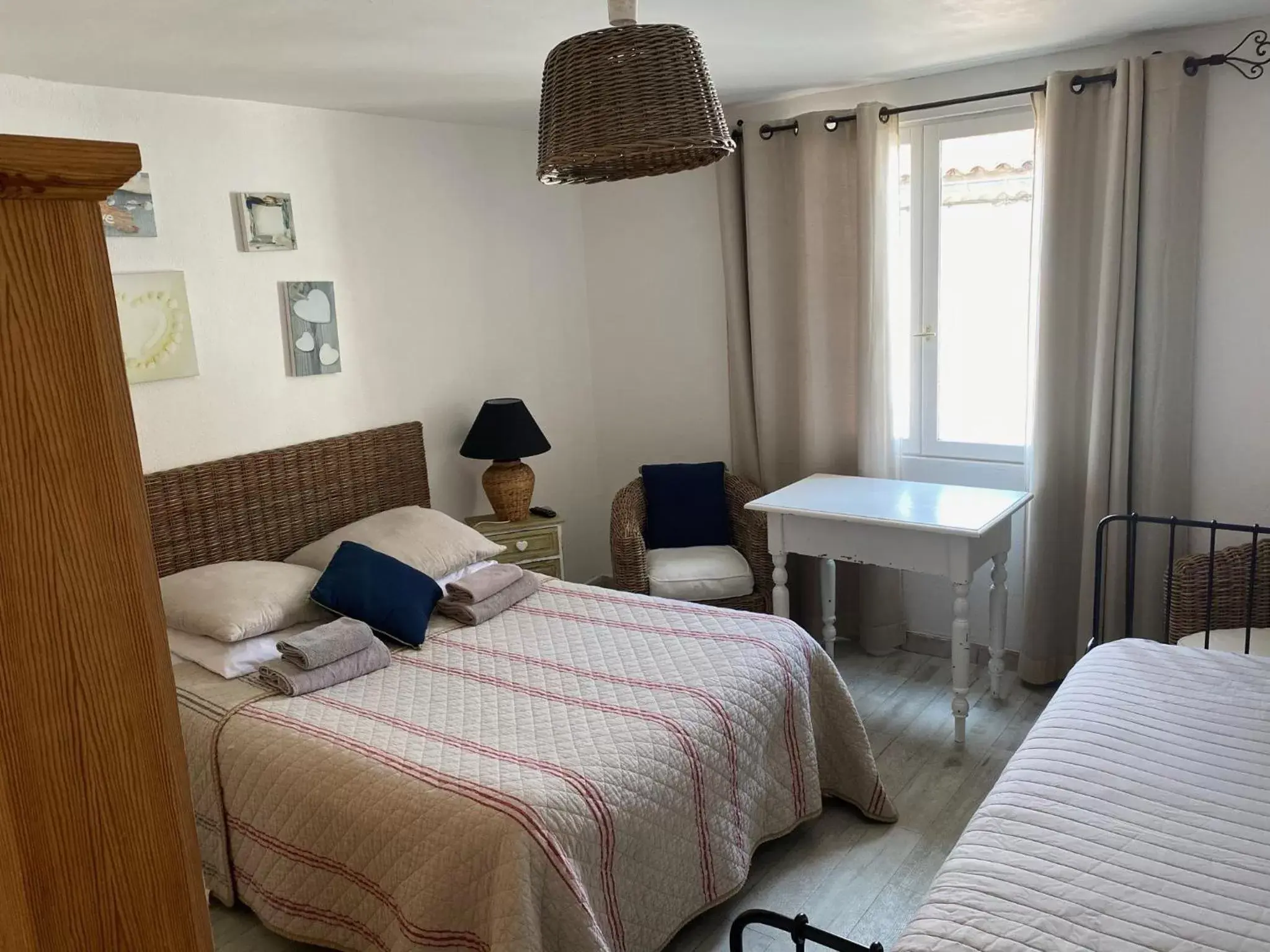 Triple Room in Hôtel Restaurant Le Provençal Triple Room in Hôtel Restaurant Le Provençal