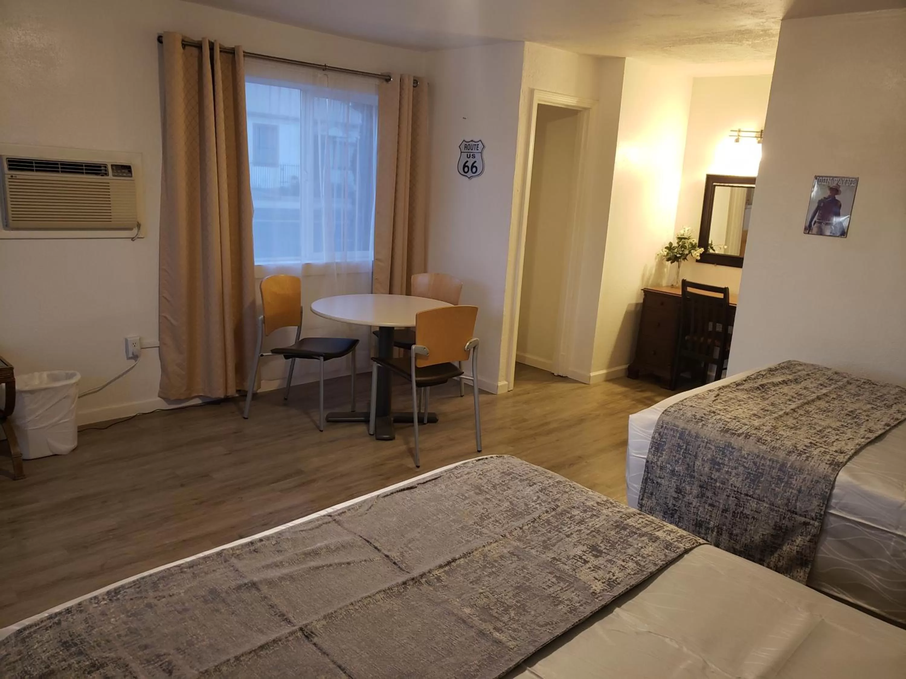 Seating area, Bed in Deluxe Inn