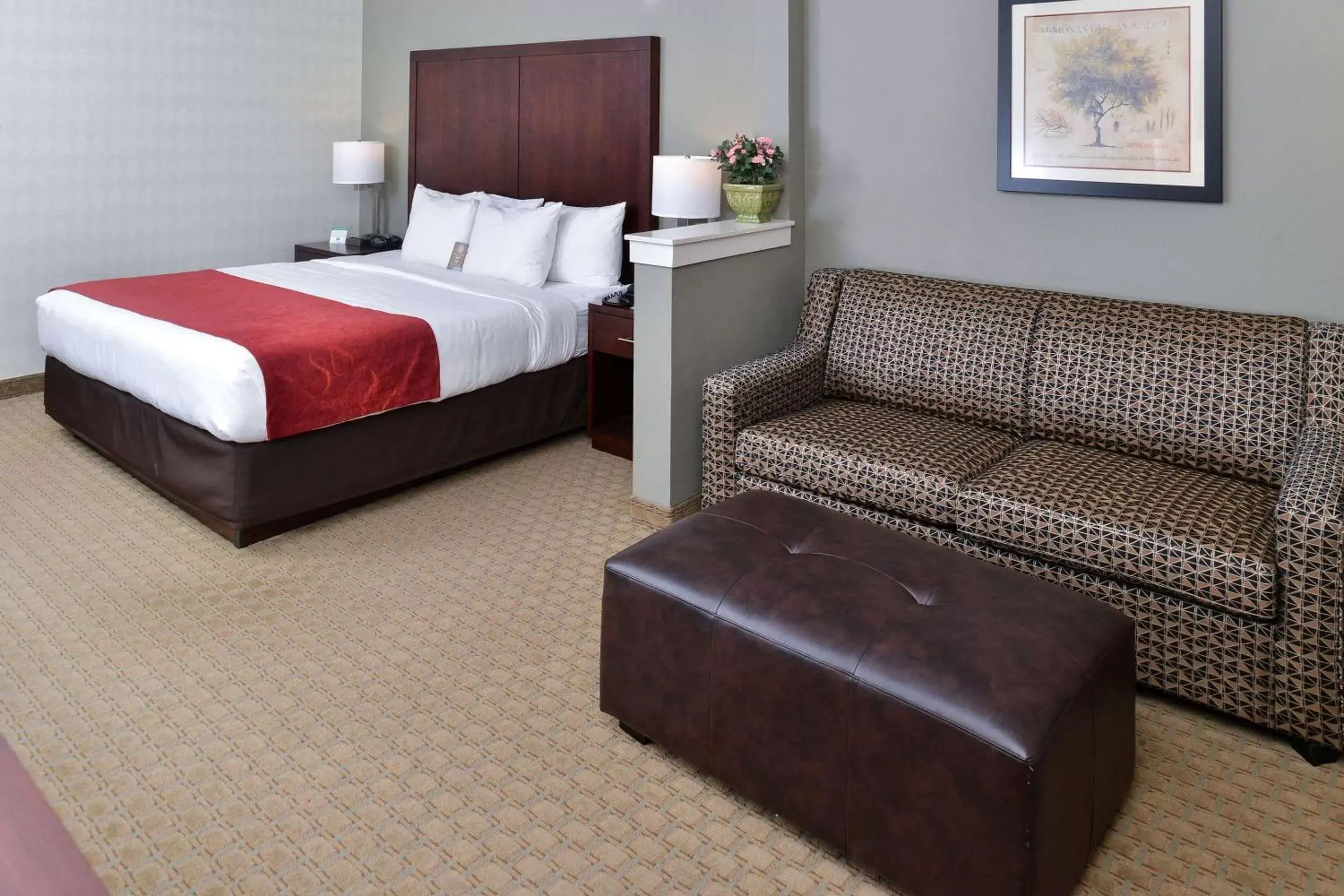 Photo of the whole room, Bed in Comfort Suites Airport Tukwila Seattle