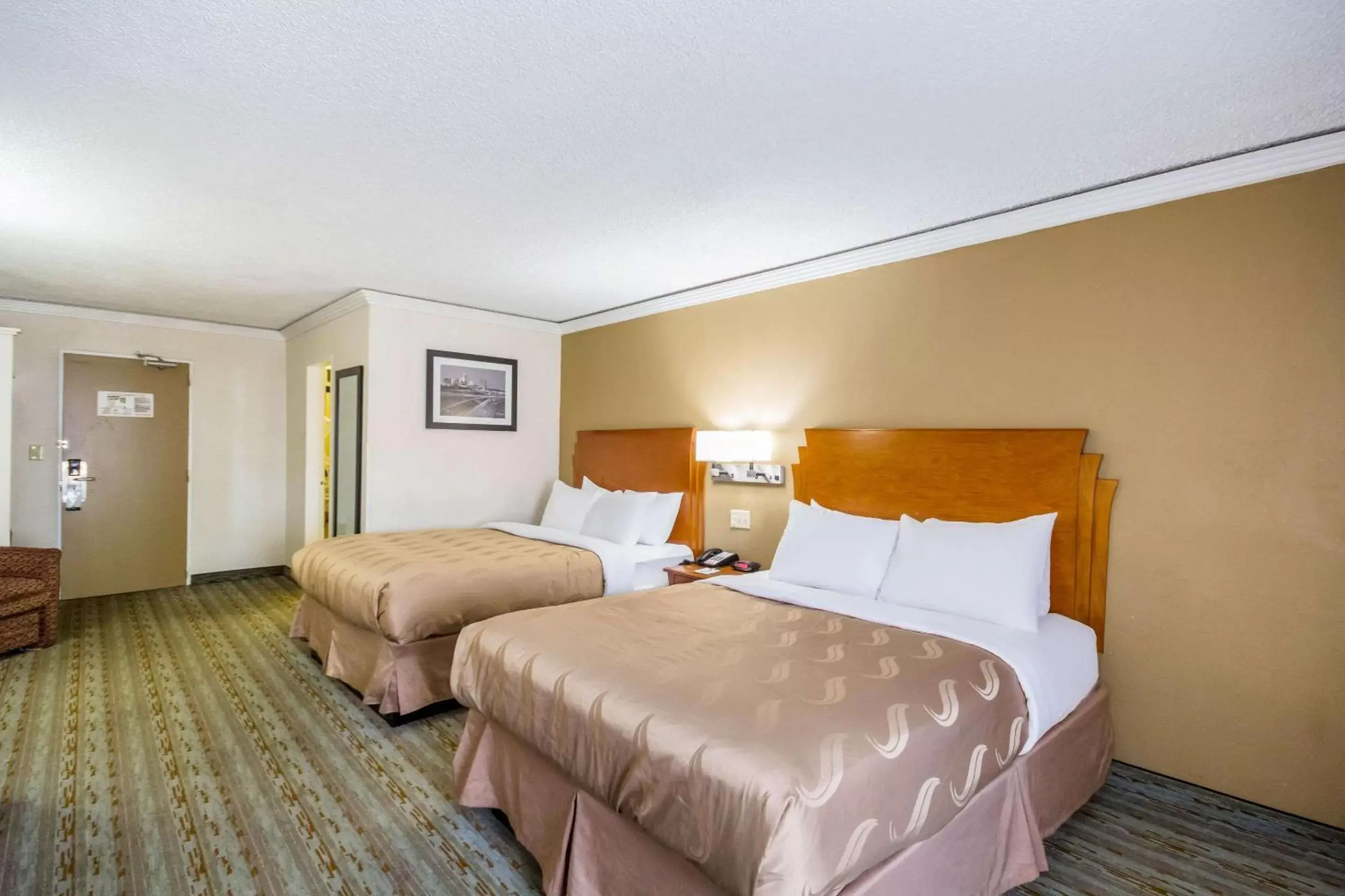Photo of the whole room, Bed in Quality Inn & Suites Kansas City - Independence I-70 East