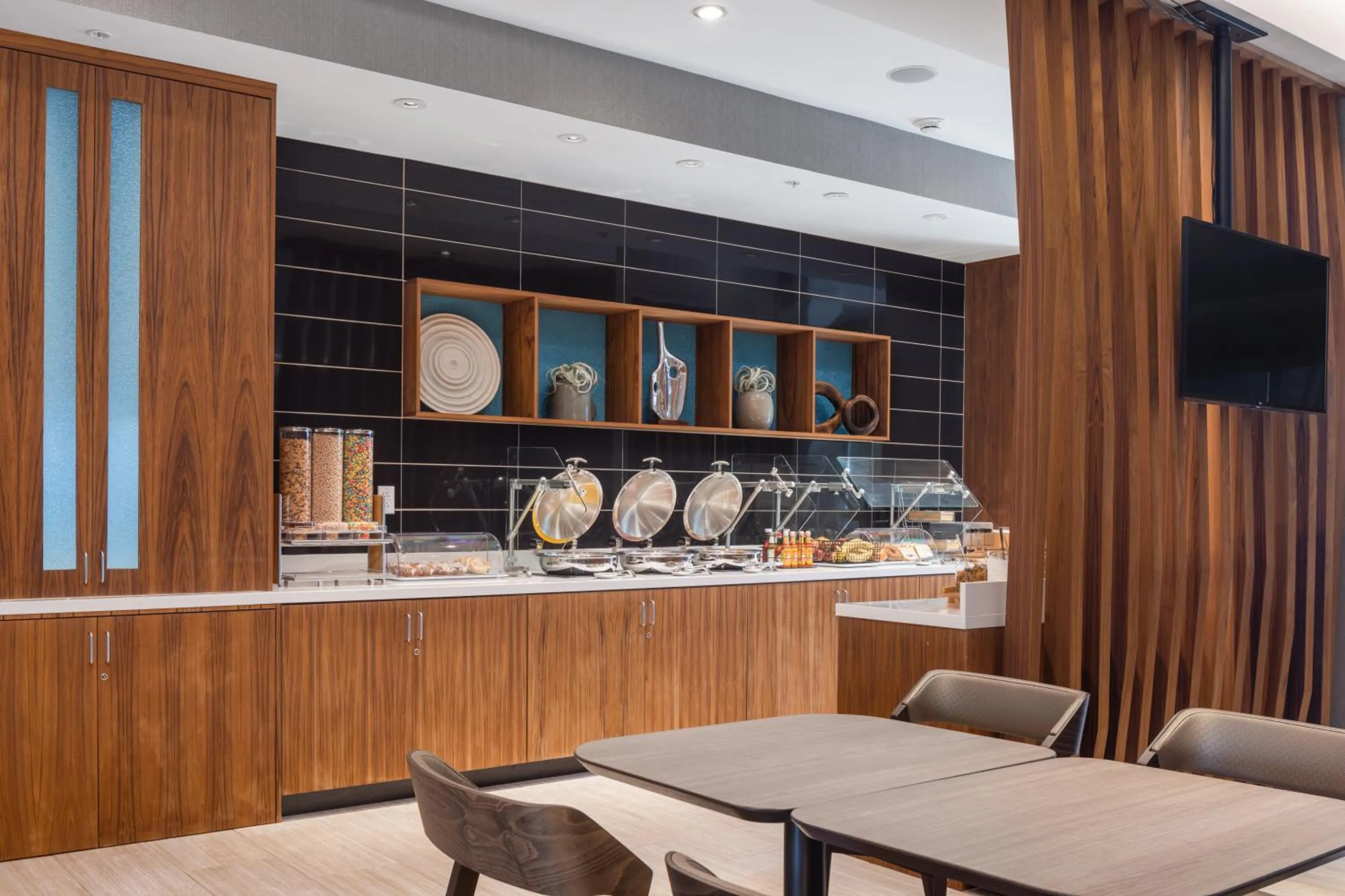 Buffet breakfast in SpringHill Suites by Marriott Tucson at The Bridges