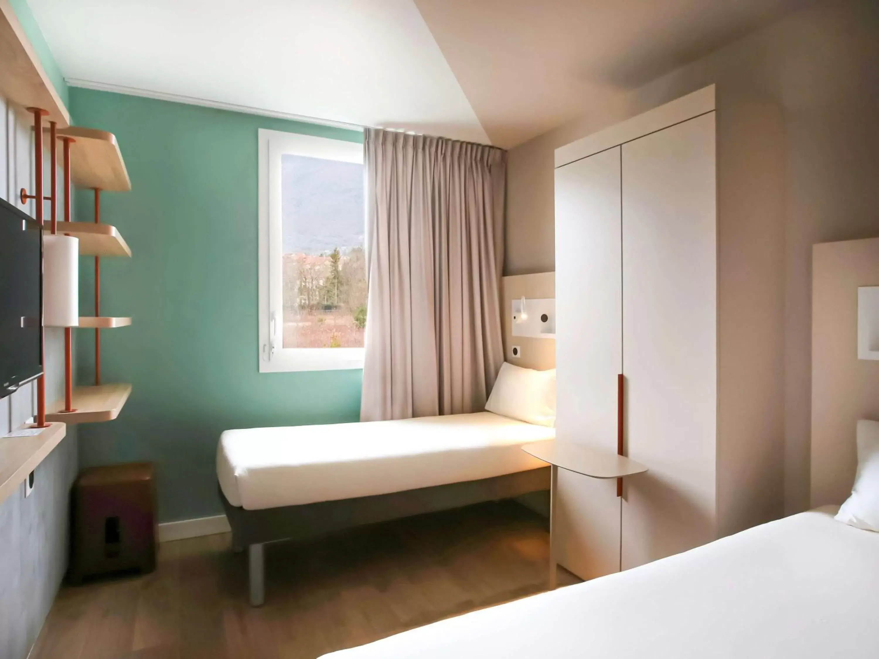 Photo of the whole room, Bed in ibis budget Geneve Saint Genis Pouilly