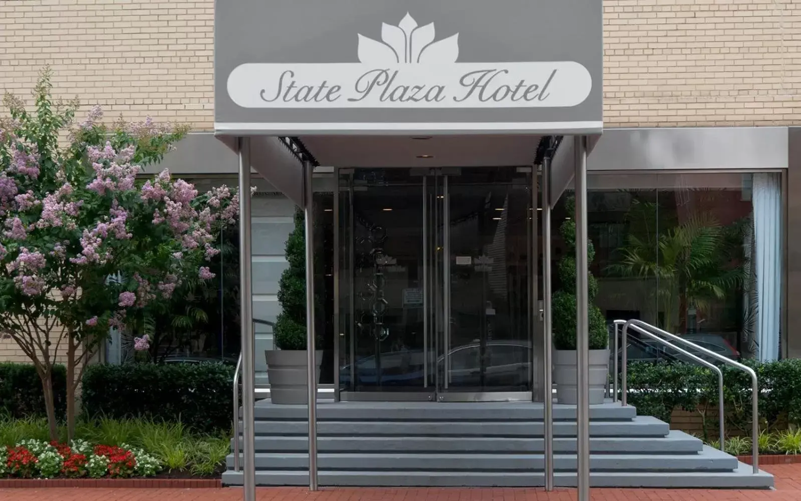 Facade/entrance in State Plaza Hotel