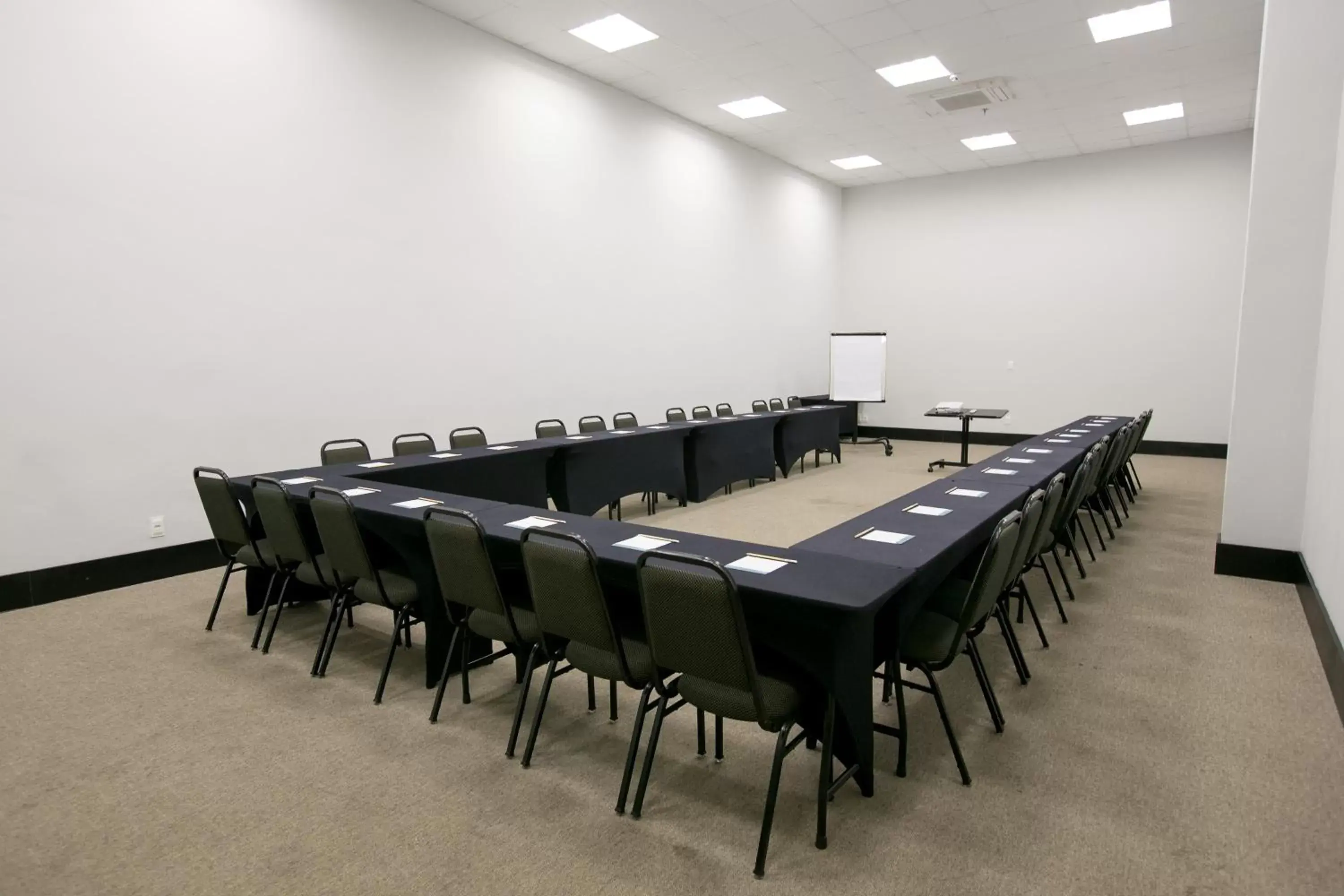 Meeting/conference room in Slim Cuiabá Aeroporto by Slaviero Hotéis