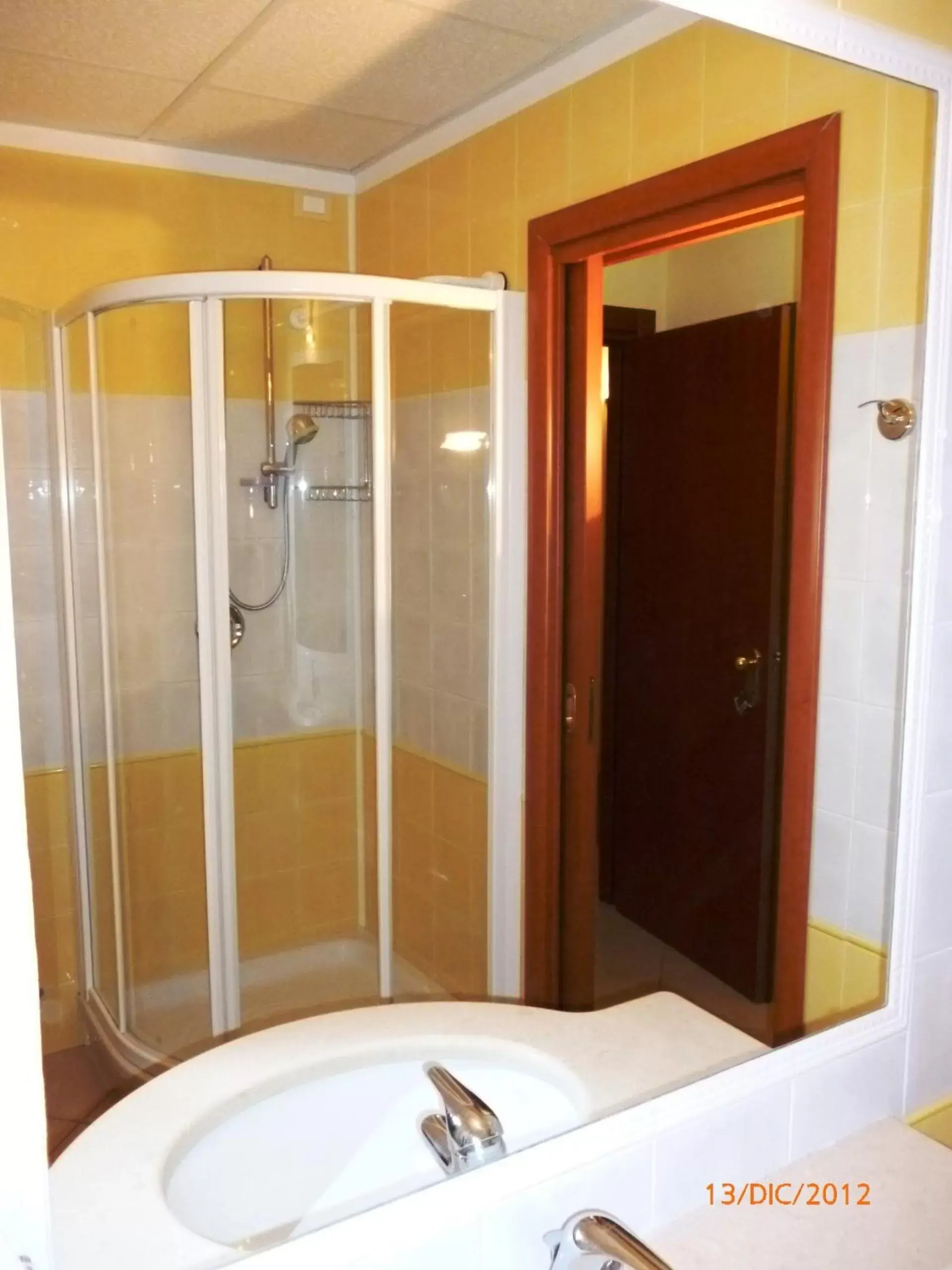 Shower, Bathroom in Hotel Marinella