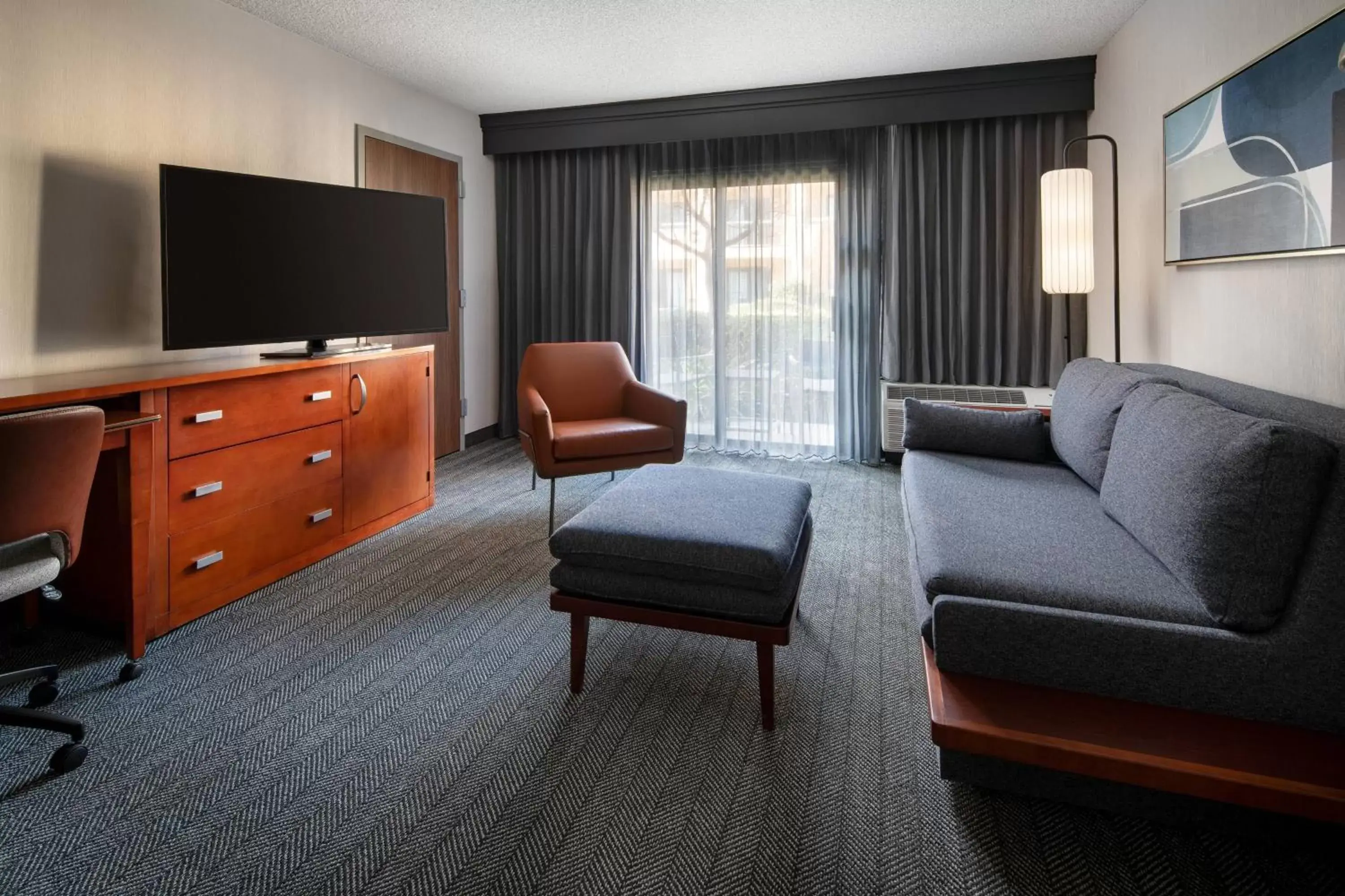 Living room, Seating Area in Courtyard by Marriott Bakersfield