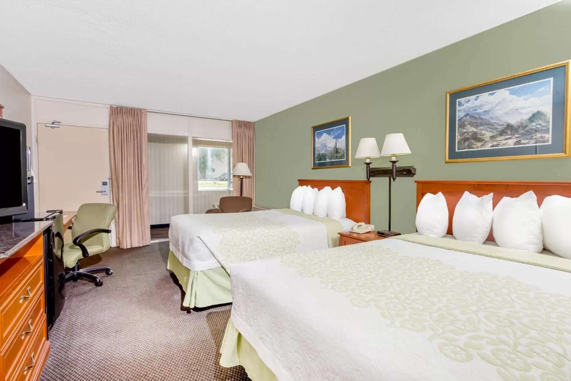 Bed in Days Inn by Wyndham Cedar Falls- University Plaza