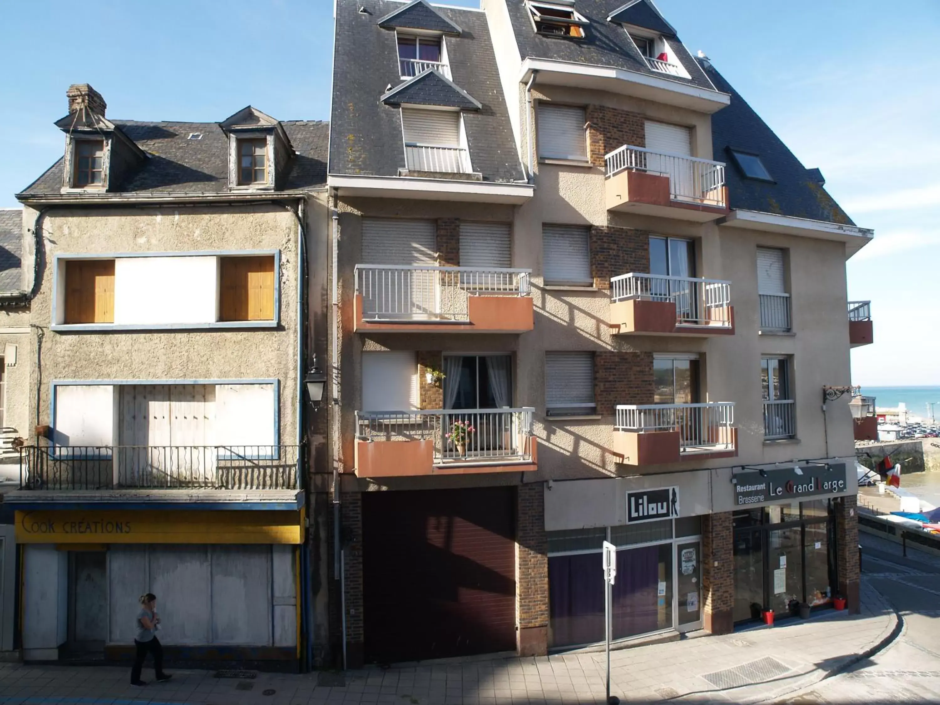 Street view, Property Building in Hôtel De Calais