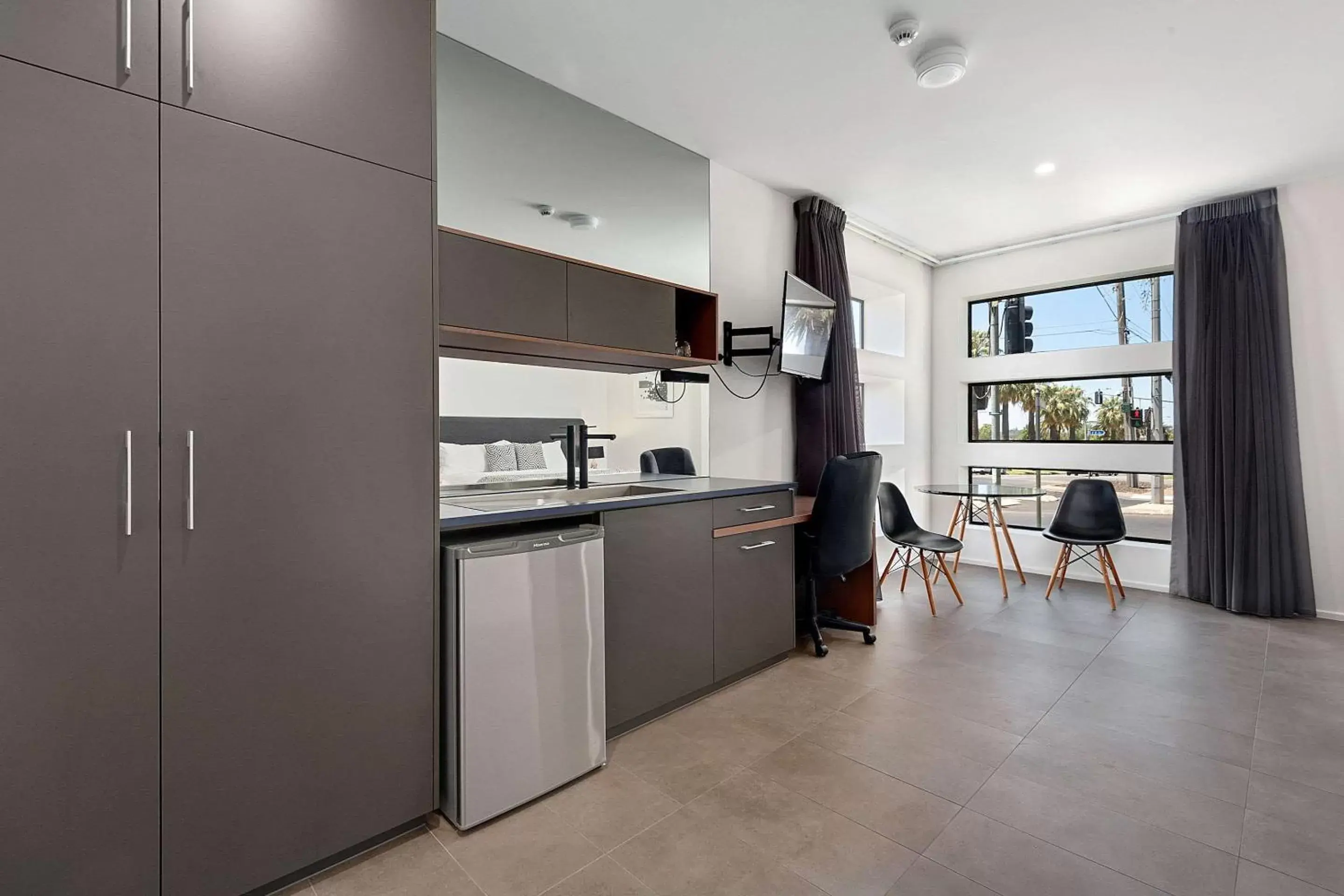 Bedroom, Kitchen/Kitchenette in Quality Hotel Mildura Grand