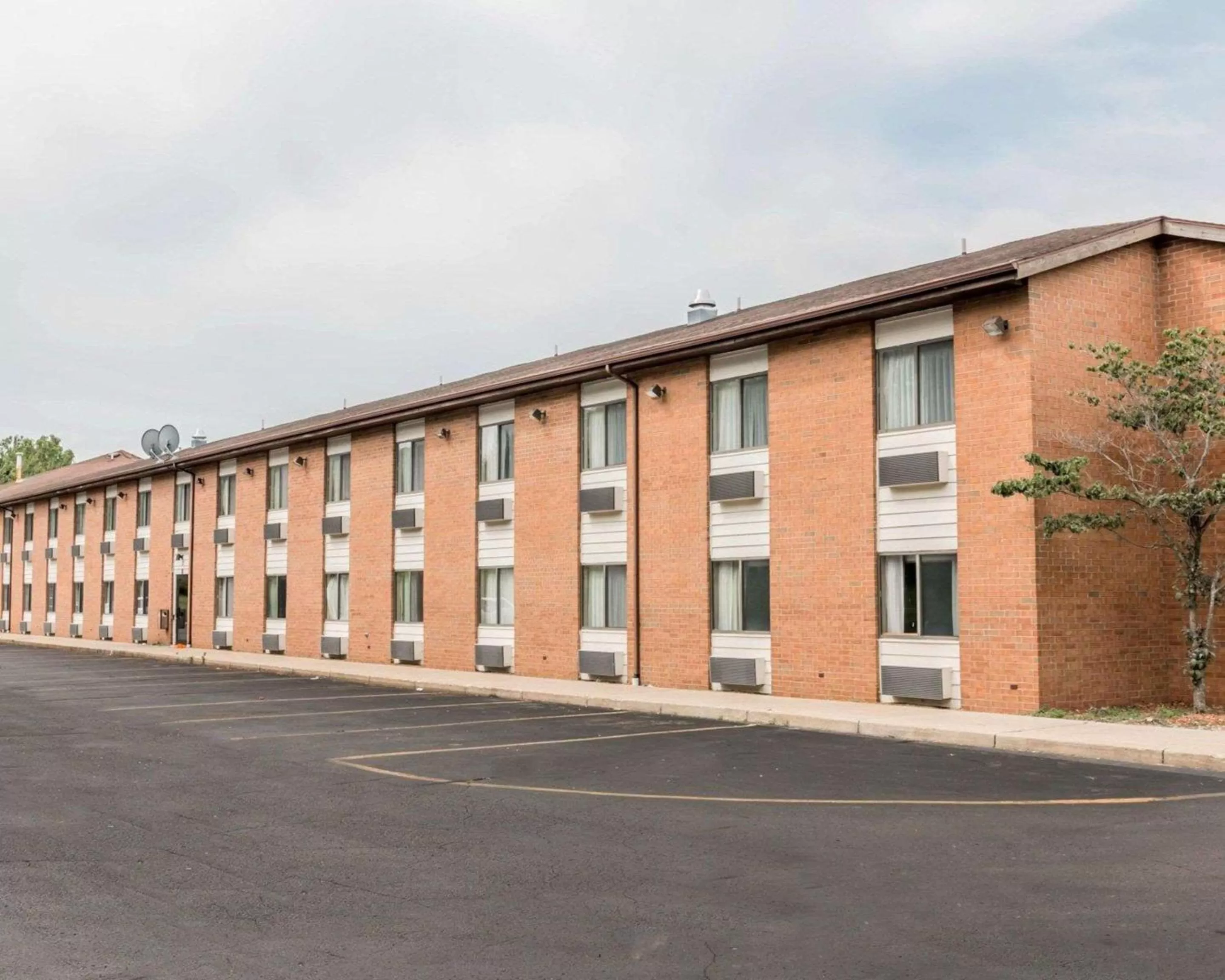 Property building in Quality Inn Grand Rapids North