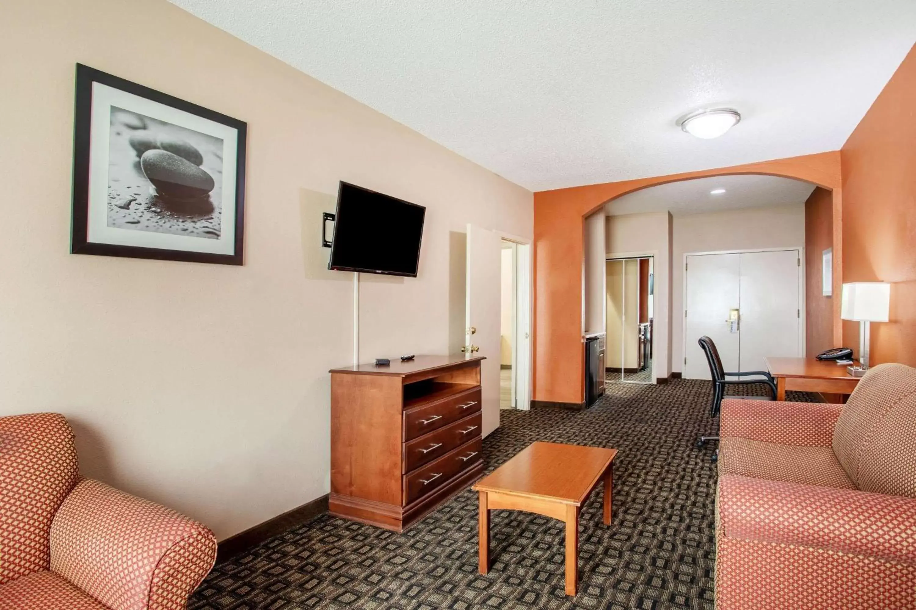 Photo of the whole room, TV/Entertainment Center in La Quinta Inn by Wyndham Decatur Alabama