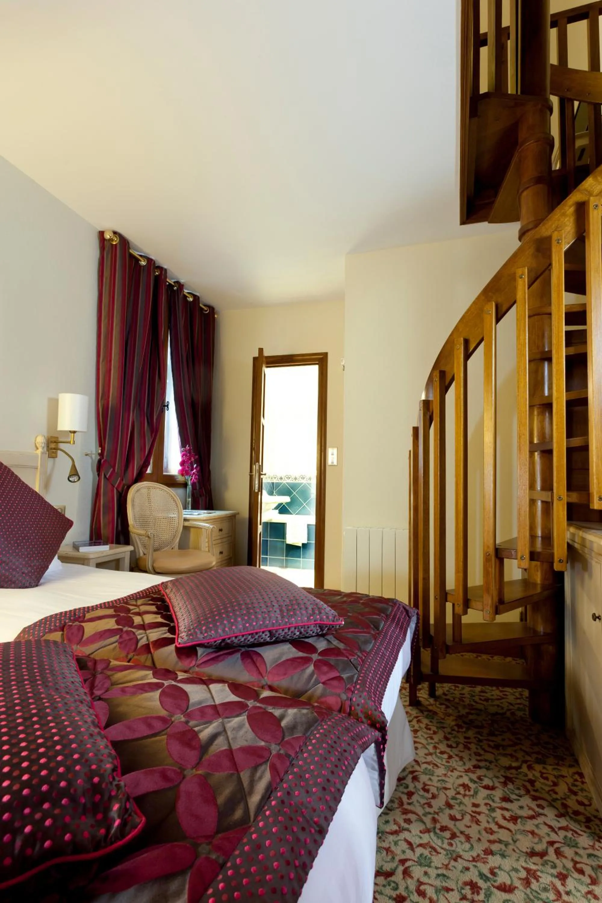 Photo of the whole room, Bed in Auberge Saint Pierre