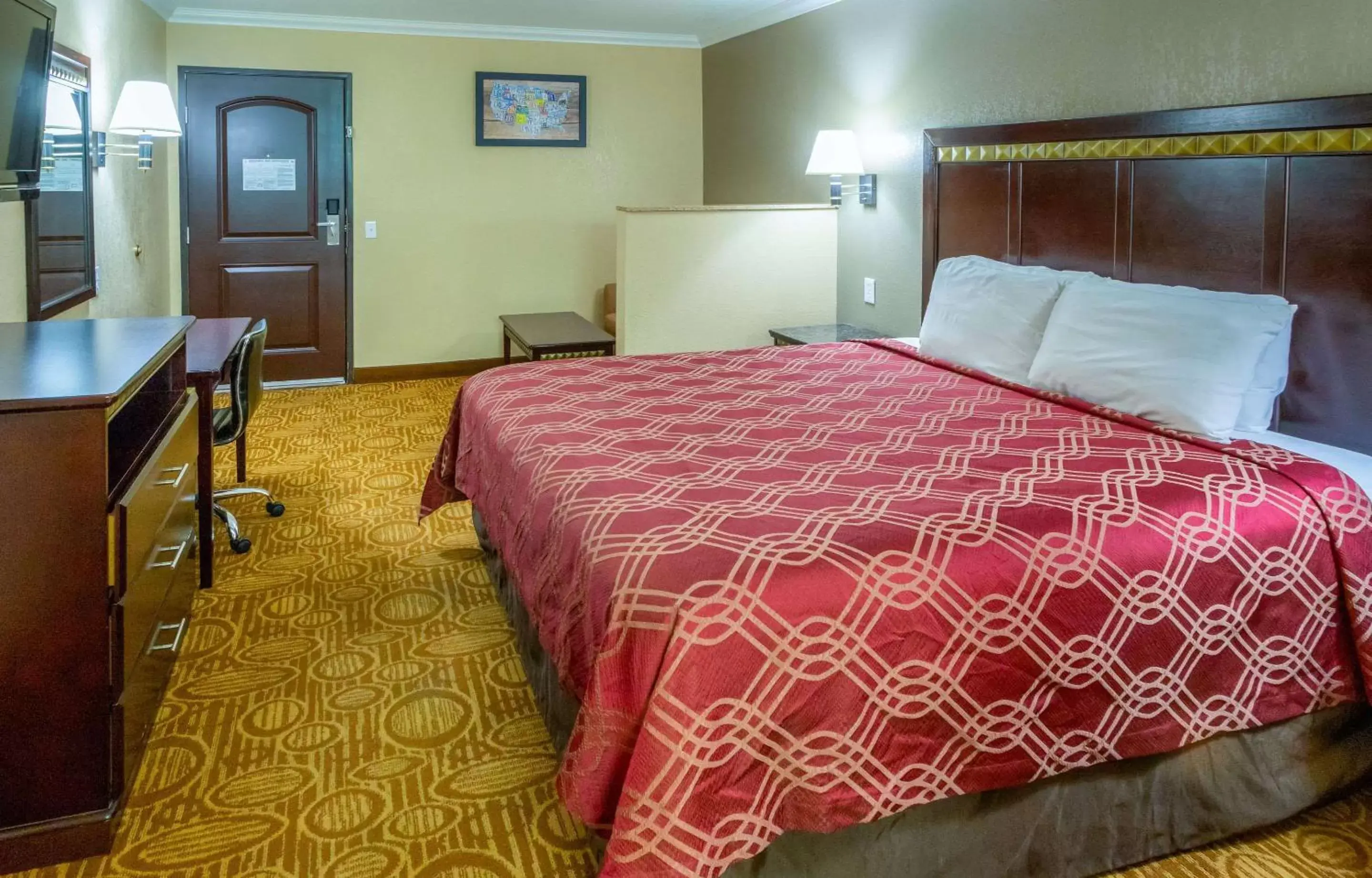 Photo of the whole room, Bed in Econo Lodge Inn & Suites Fallbrook Downtown
