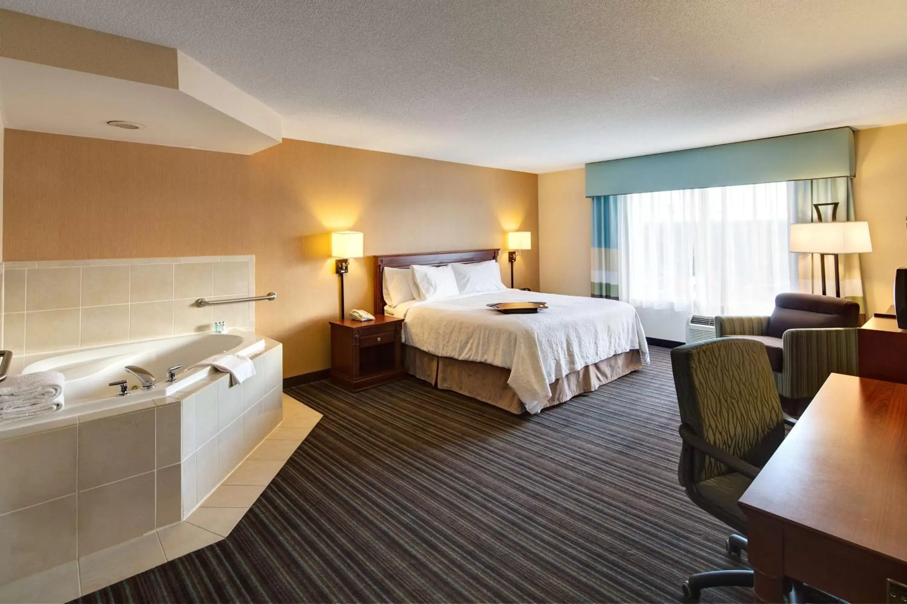 Bed in Hampton Inn & Suites by Hilton Toronto Airport