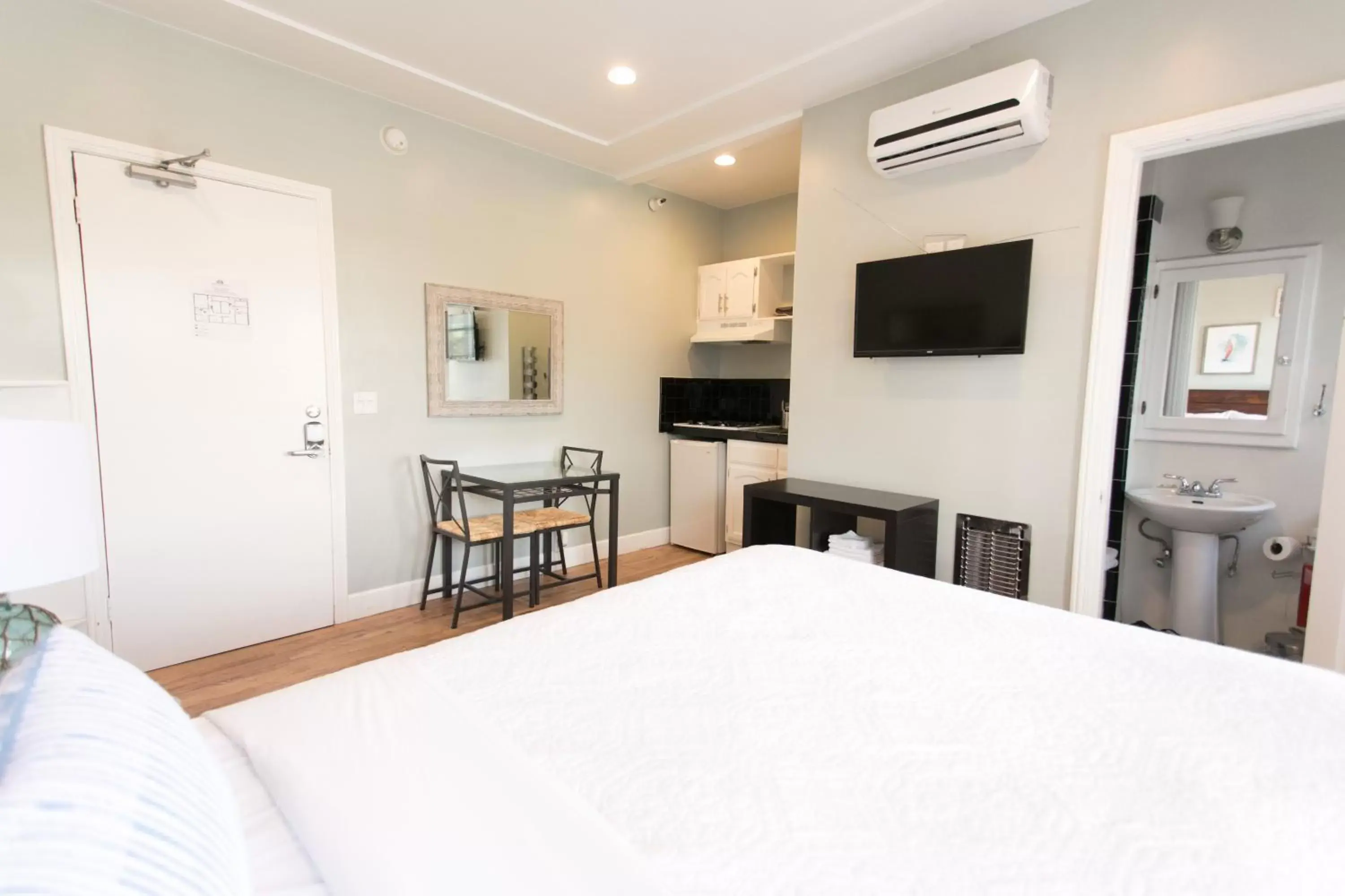 Photo of the whole room, Bed in Broadlind Hotel Photo of the whole room, Bed in Broadlind Hotel