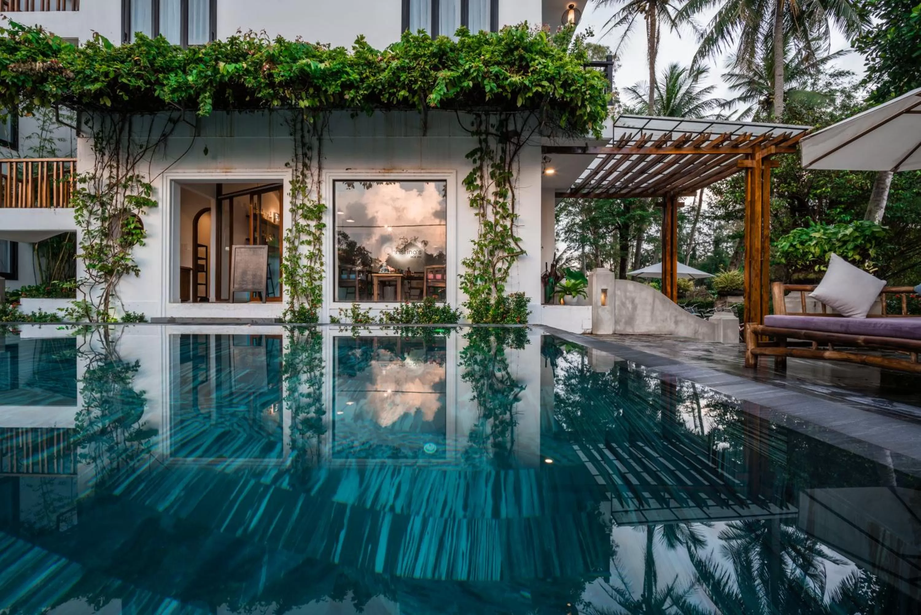 Swimming pool in Tra Que Mansion