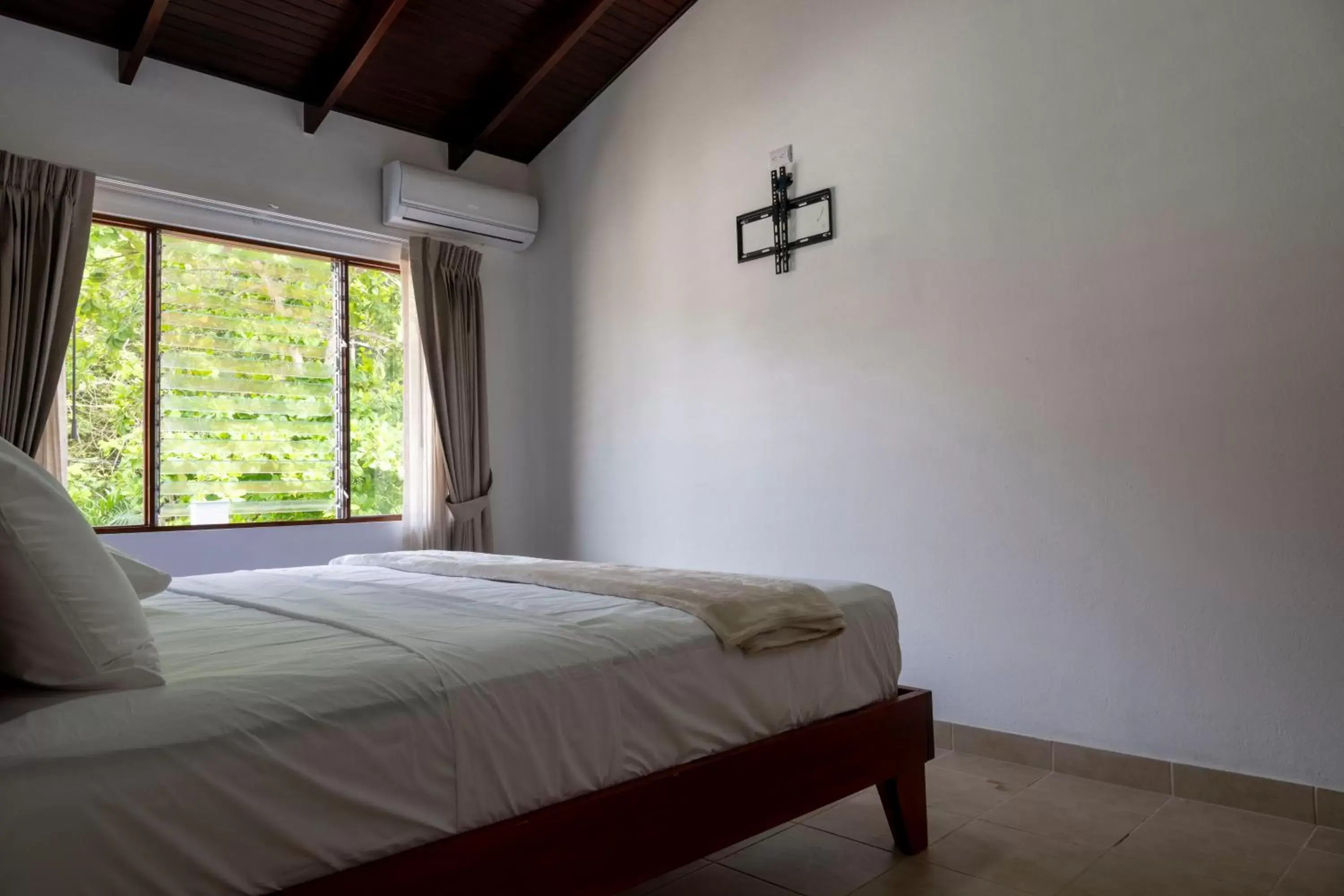 Bedroom, Bed in Fuego del Sol Beachfront Hotel