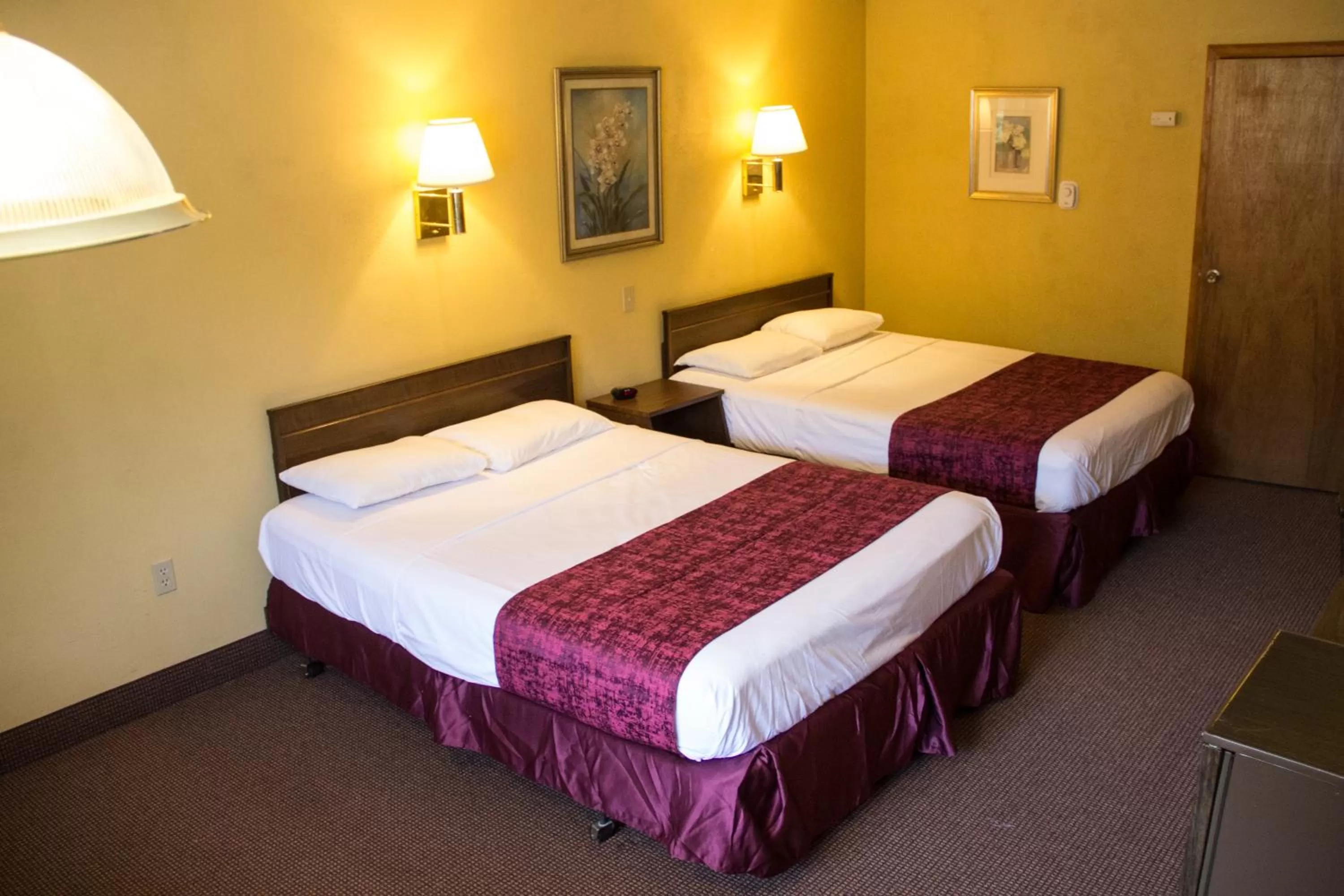 Bed in Fran Cove Motel