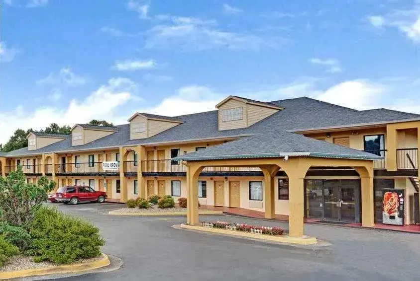 Property Building in Red Carpet Inn and Suites Newnan GA