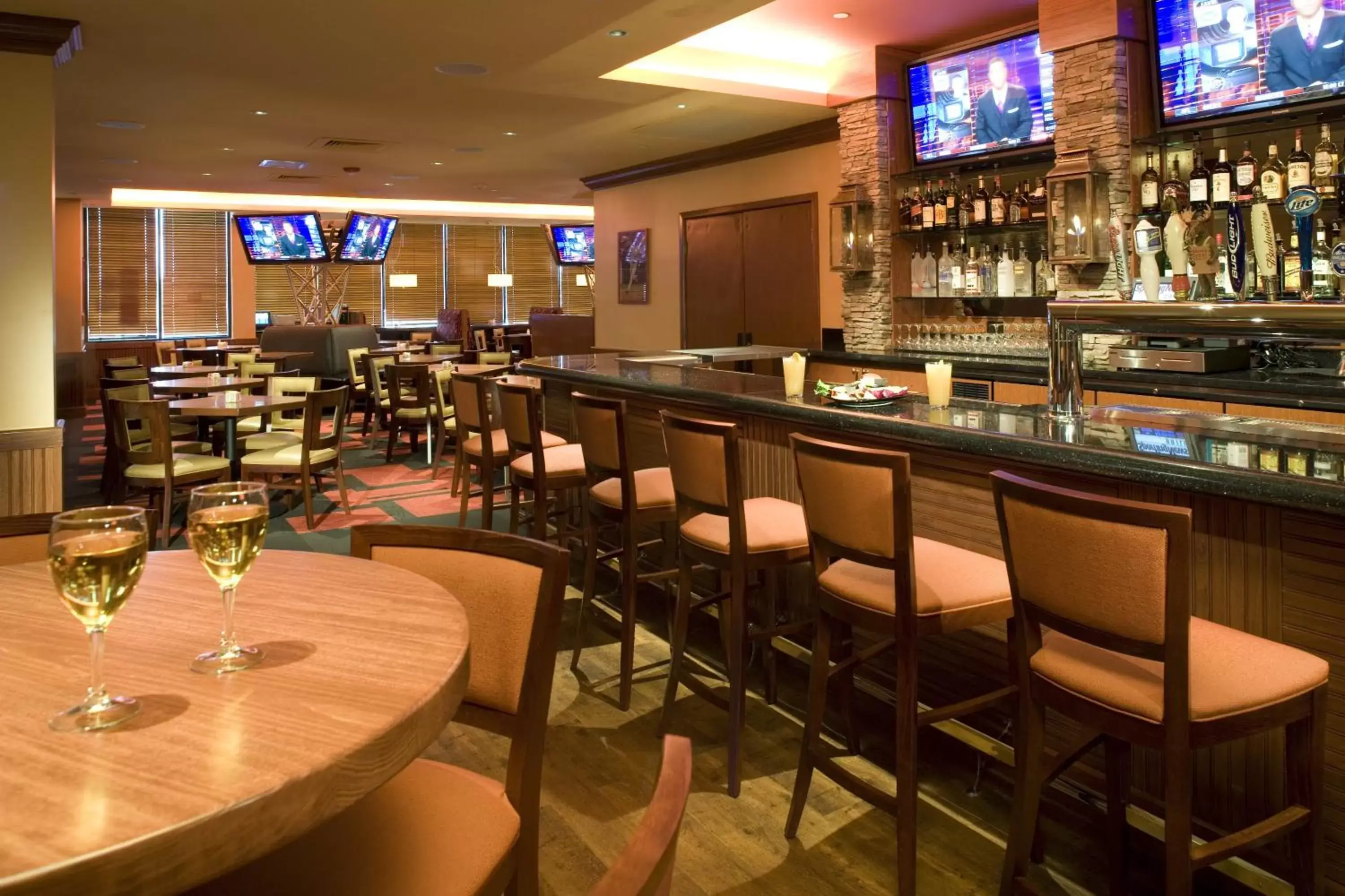 Lounge or bar, Lounge/Bar in Holiday Inn Denver Lakewood, an IHG Hotel