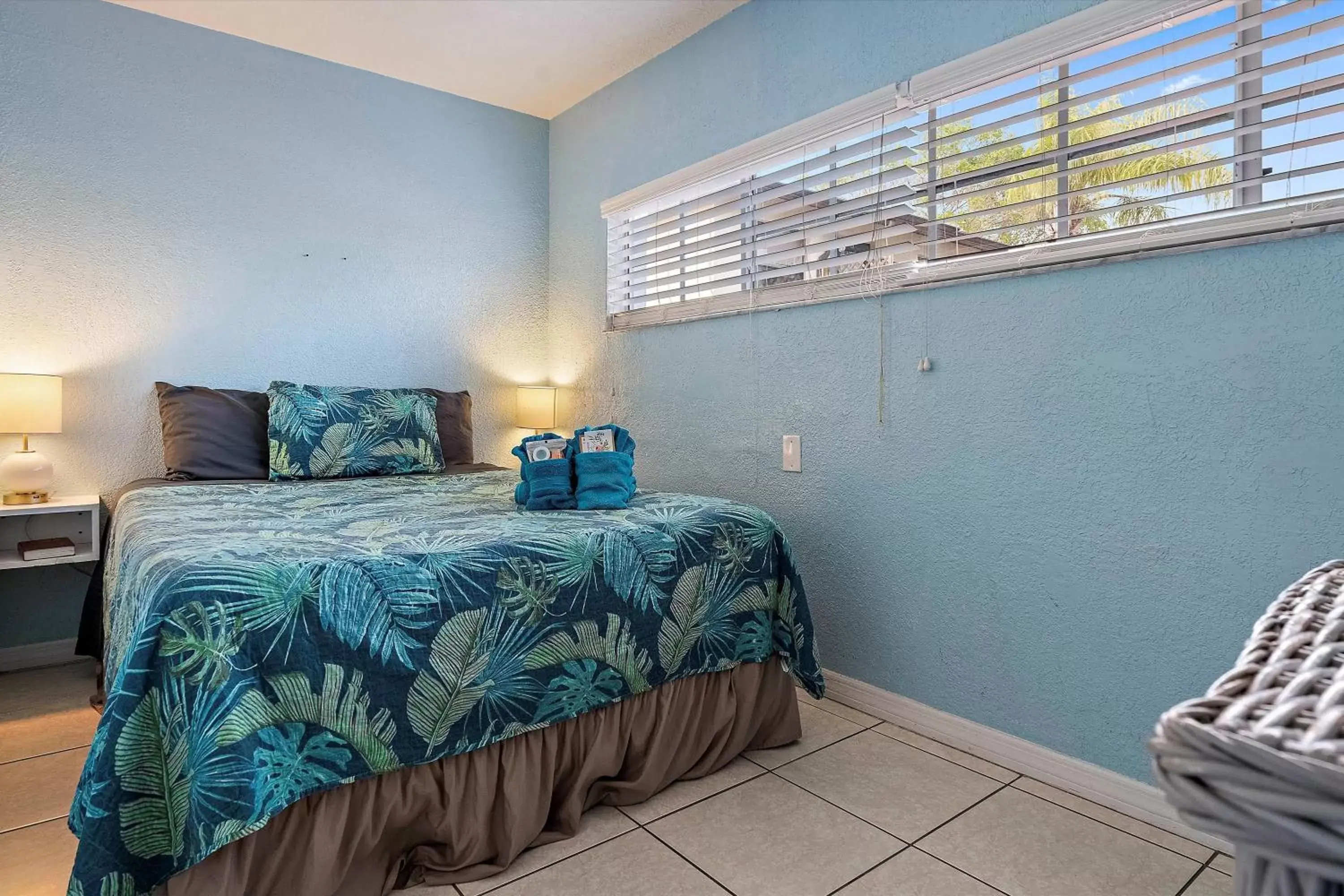 Bed in Blind Pass Resort Motel Bed in Blind Pass Resort Motel