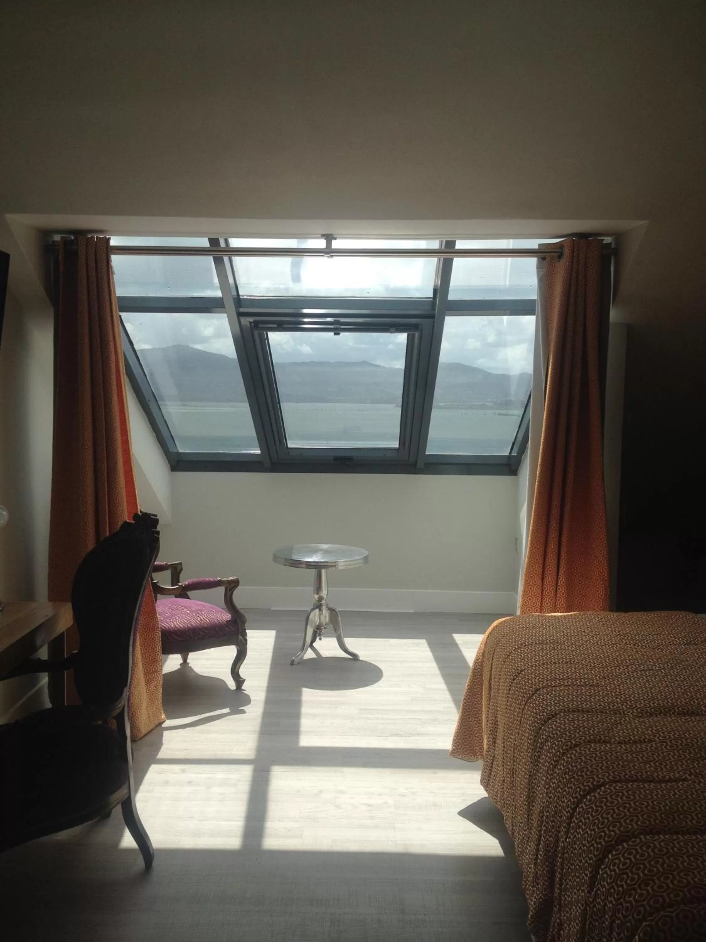 Sea view, Bed in Hotel Art Santander