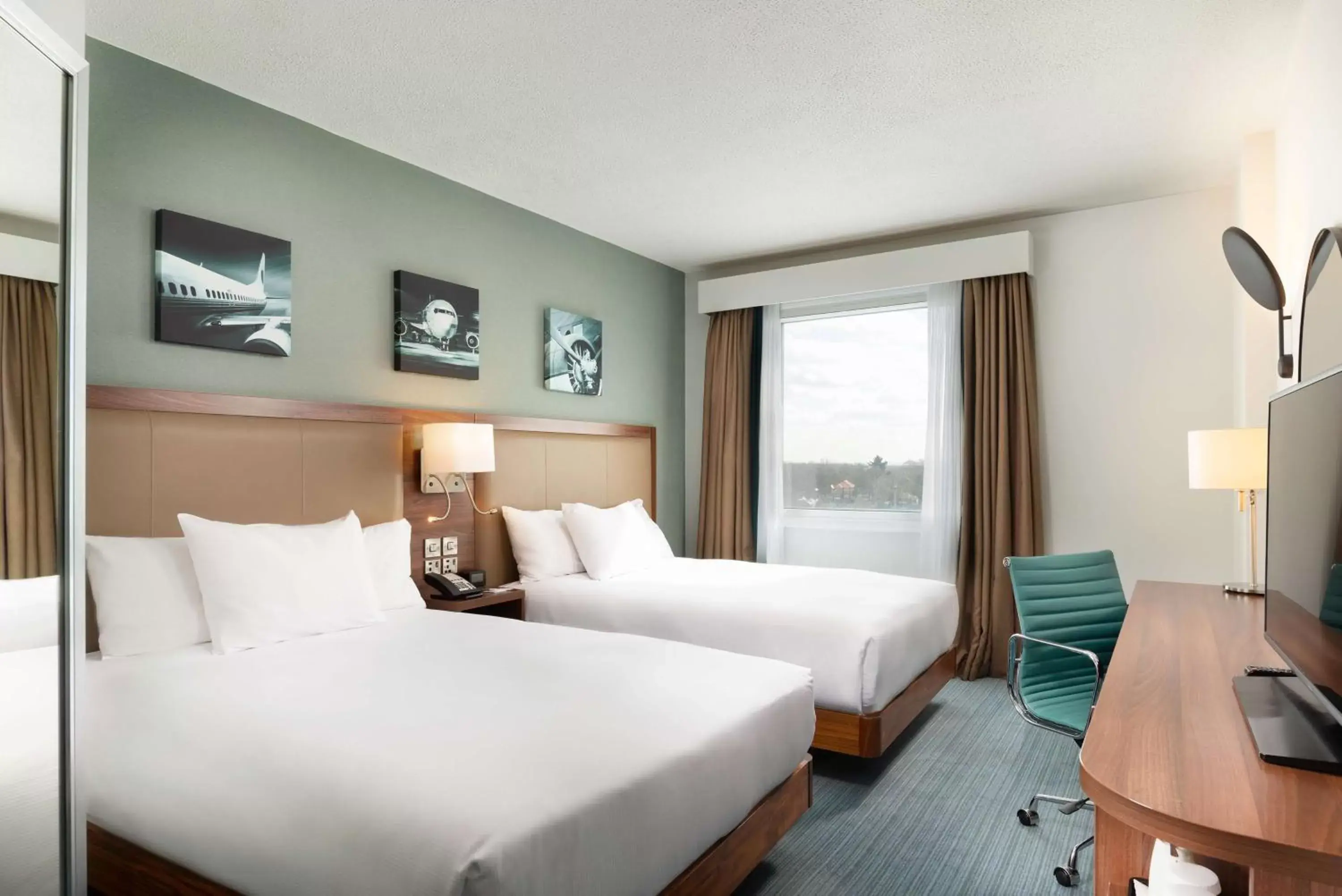 Bedroom, Bed in Hilton Garden Inn London Heathrow Airport Bedroom, Bed in Hilton Garden Inn London Heathrow Airport