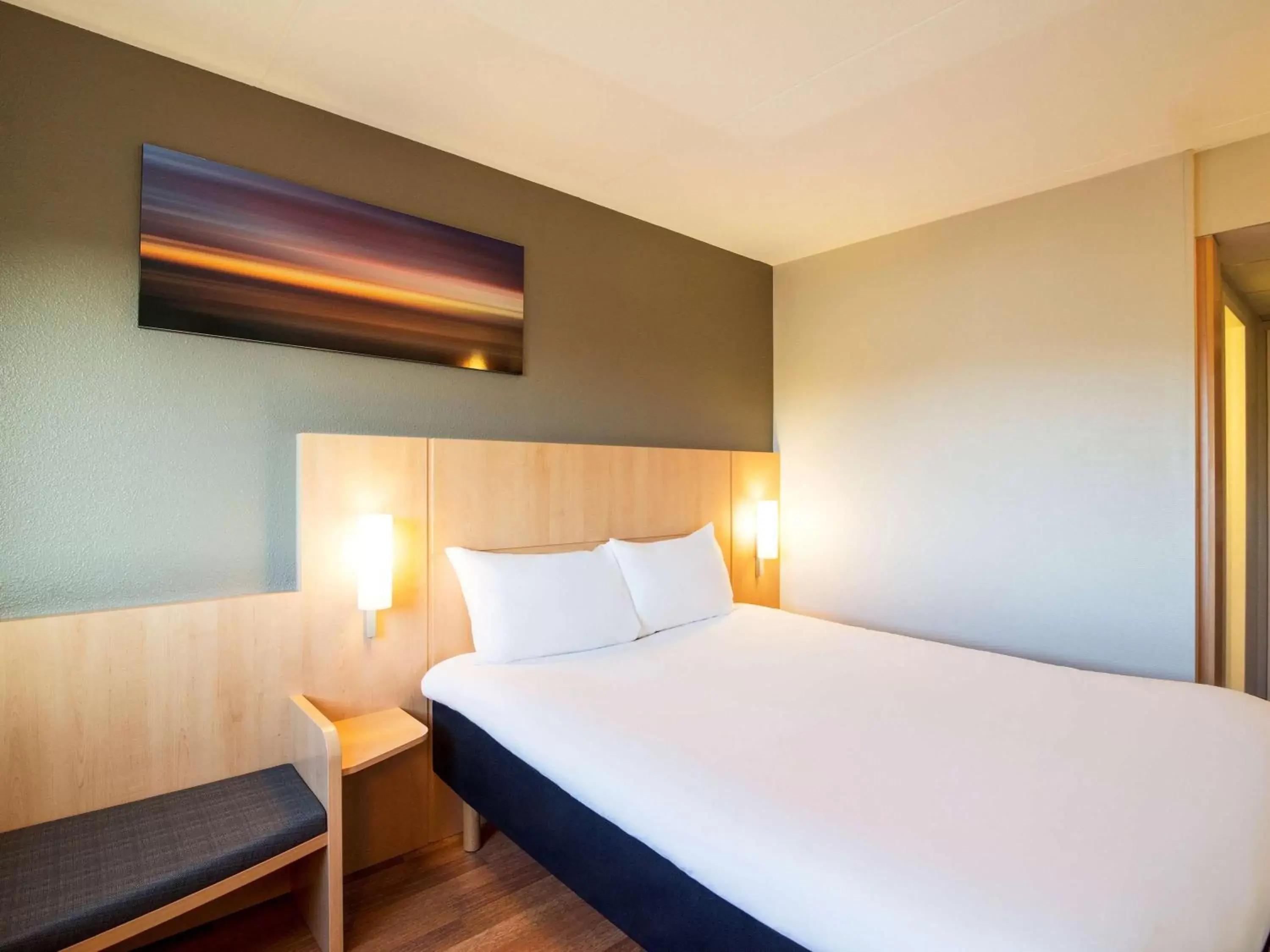 Photo of the whole room, Bed in ibis Utrecht